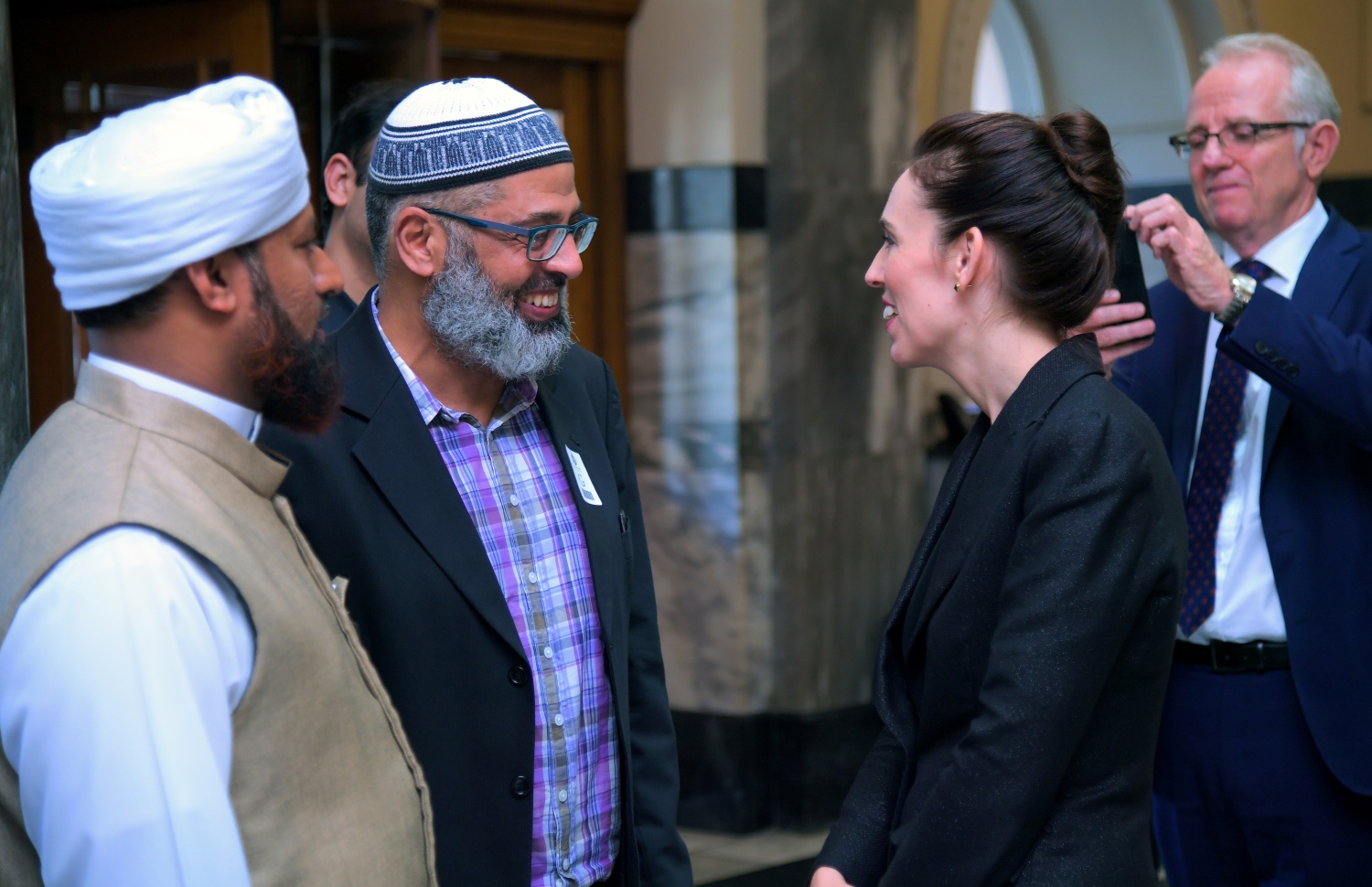 ނިއު ޒީލެންޑުގެ ބޮޑު ވަޒީރު ޖަސިންޑާ އާޑާން (ރ) މުސްލިމް ކޮމިއުނިޓީއާ ބައްދަލު ކުރައްވަނީ. --ފޮޓޯ:އޭއެފްޕީ