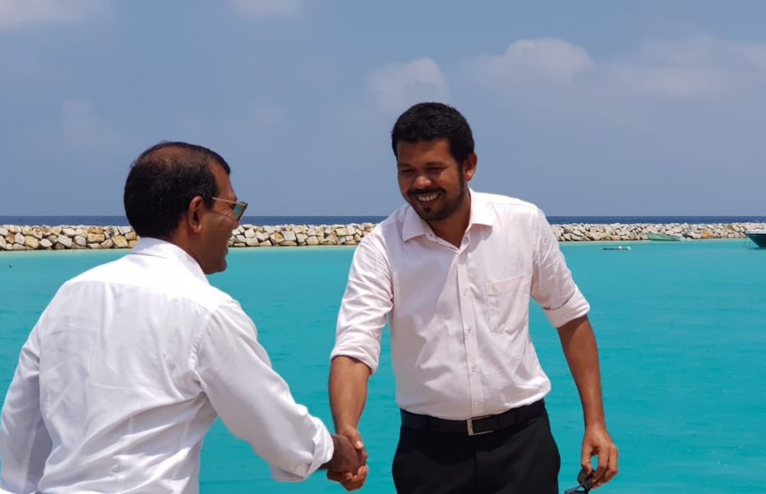 އުނގޫފާރު ދާއިރާއަށް އެމްޑީޕީގެ ޓިކެޓްގައި ކުރިމަތިލެއްވި މުހައްމަދު ވަހީދު (ކ) އާއި ކުރީގެ ރައީސް މުހައްމަދު ނަޝީދު ސަލާންކުރައްވަނީ