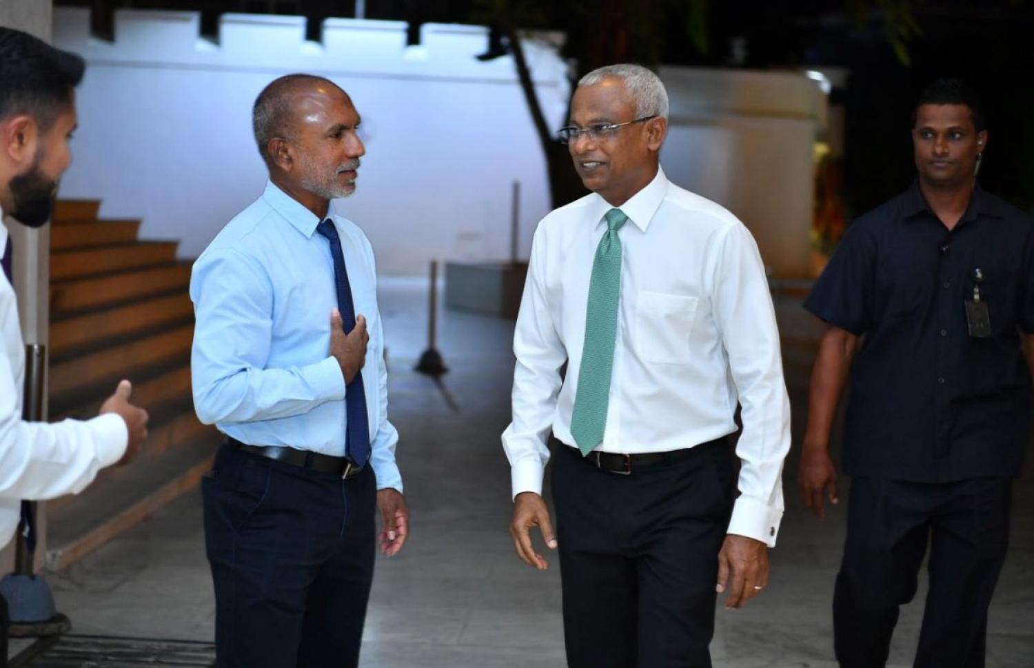 ރައީސް އިބްރާހިމް މުހައްމަދު ސޯލިހާއި އިސްލާމިކް މިނިސްޓަރު ޑރ. އަހުމަދު ޒާހިރު. --- ފޮޓޯ: ރައީސް އޮފީސް