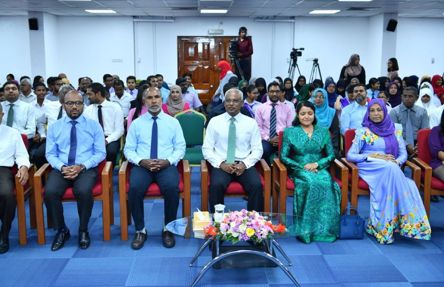 ހާއްސަ އެހީއަށް ބޭނުންވާ މީހުންނަށް އަމާޒުކޮށްގެން ކުރިއަށް ގެންދިއުމަށް ސަރުކާރުން ނިންމި ޕްރޮގްރާމް އިފްތިތާހް ކުރުމަށް އިސްލާމީ މަރުކަޒުގައި މިރޭ ބޭއްވި ރަސްމިއްޔާތުގައި ރައީސް އިބްރާހިމް މުހައްމަދު ސޯލިހާއި ބައެއް ވަޒީރުން ބައިވެރިވެވަޑައިގަންނަވަނީ. --- ފޮޓޯ: ރައީސް އޮފީސް