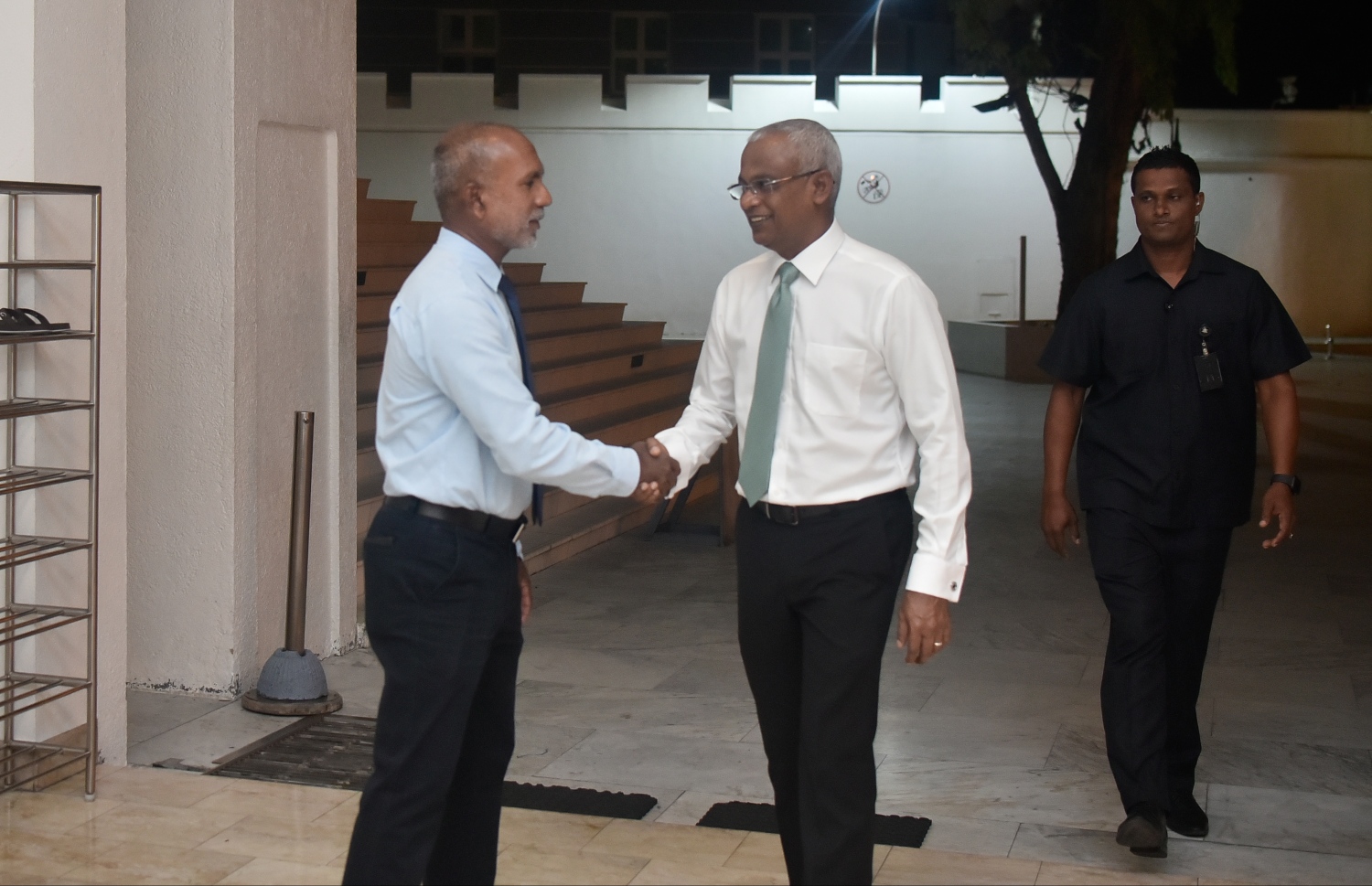 މާލެ: މާޗް 18، 2019: ހާއްސަ އެހީއަށް ބޭނުންވާ މީހުންނަށް އަމާޒުކޮށްގެން ބްރެއިލް ބޭނުންކޮށްގެން ގުރުއާން ކިޔަވައިދޭ ޕްރޮގްރާމެއް އިފްތިތާހުކުރުމަށް އިސްލާމީ މަރުކަޒުގައި ބޭއްވި ރަސްމިއްޔާތެއްގައި ރައީސް އިބްރާހިމް މުހައްމަދު ސޯލިހް ބައިވެރިވެ ވަޑައިގެންނެވުމުން އިސްލާމިކް މިނިސްޓަރު ޑރ. އަހުމަދު ޒާހިރު އެމަނިކުފާނަށް މަރުހަބާ ދަންނަވަނީ.-- ފޮޓޯ: އަހުމަދު ނިޝާތު /މިހާރު