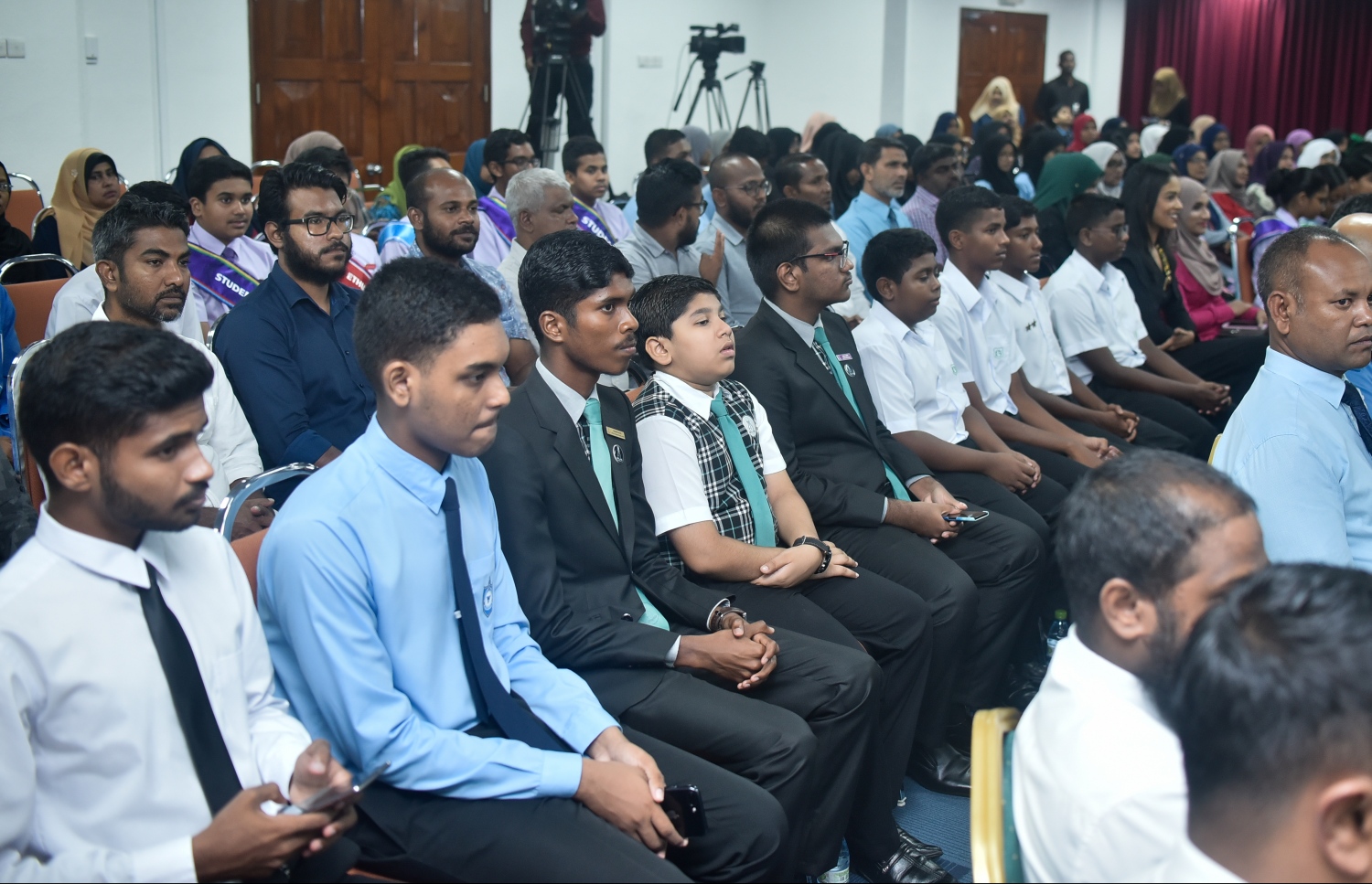 މާލެ: މާޗް 18، 2019: ހާއްސަ އެހީއަށް ބޭނުންވާ މީހުންނަށް އަމާޒުކޮށްގެން ބްރެއިލް ބޭނުންކޮށްގެން ގުރުއާން ކިޔަވައިދޭ ޕްރޮގްރާމެއް އިފްތިތާހުކުރުމަށް އިސްލާމީ މަރުކަޒުގައި ބޭއްވި ރަސްމިއްޔާތެއްގައި ބައެއް ސްކޫލުގެ ދަރިވަރުންނާއި ބެލެނިވެރިން ބައިވެރިވަނީ.-- ފޮޓޯ: އަހުމަދު ނިޝާތު /މިހާރު