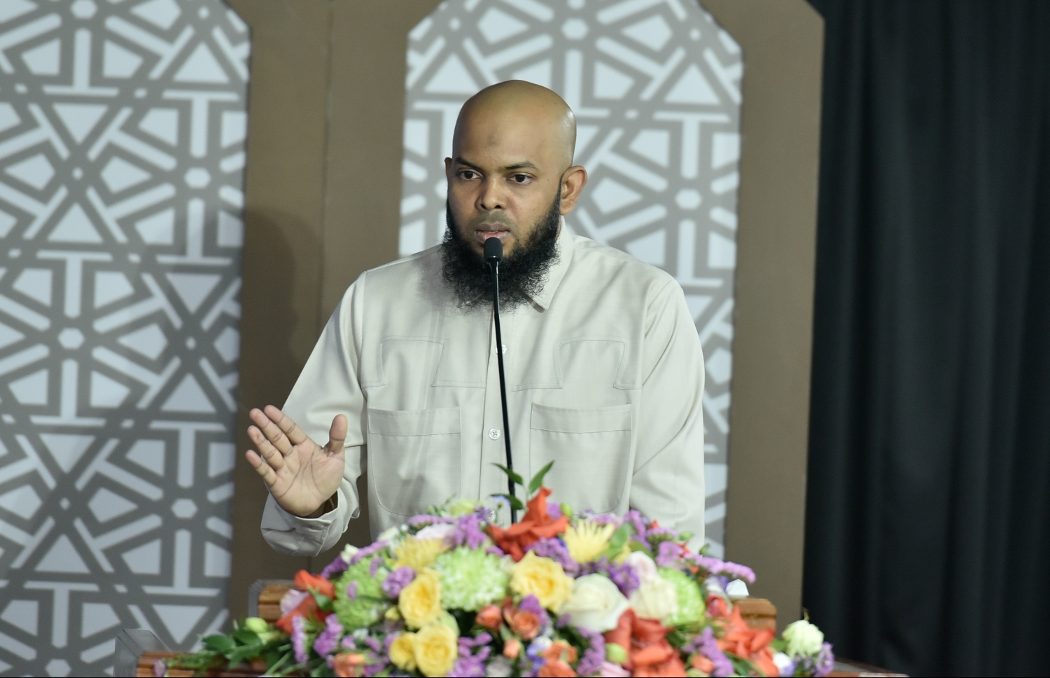 މާލެ: މާޗް 18، 2019: ހާއްސަ އެހީއަށް ބޭނުންވާ މީހުންނަށް އަމާޒުކޮށްގެން ބްރެއިލް ބޭނުންކޮށްގެން ގުރުއާން ކިޔަވައިދޭ ޕްރޮގްރާމެއް އިފްތިތާހުކުރުމަށް އިސްލާމީ މަރުކަޒުގައި ބޭއްވި ރަސްމިއްޔާތެއްގައި އިސްލާމިކް މިނިސްޓްރީގެ ސްޓޭޓް މިނިސްޓަރު އިލްޔާސް ޖަމާލް ވާހަކަ ދައްކަވަނީ.-- ފޮޓޯ: އހަުމަދު ނިޝާތު /މިހާރު