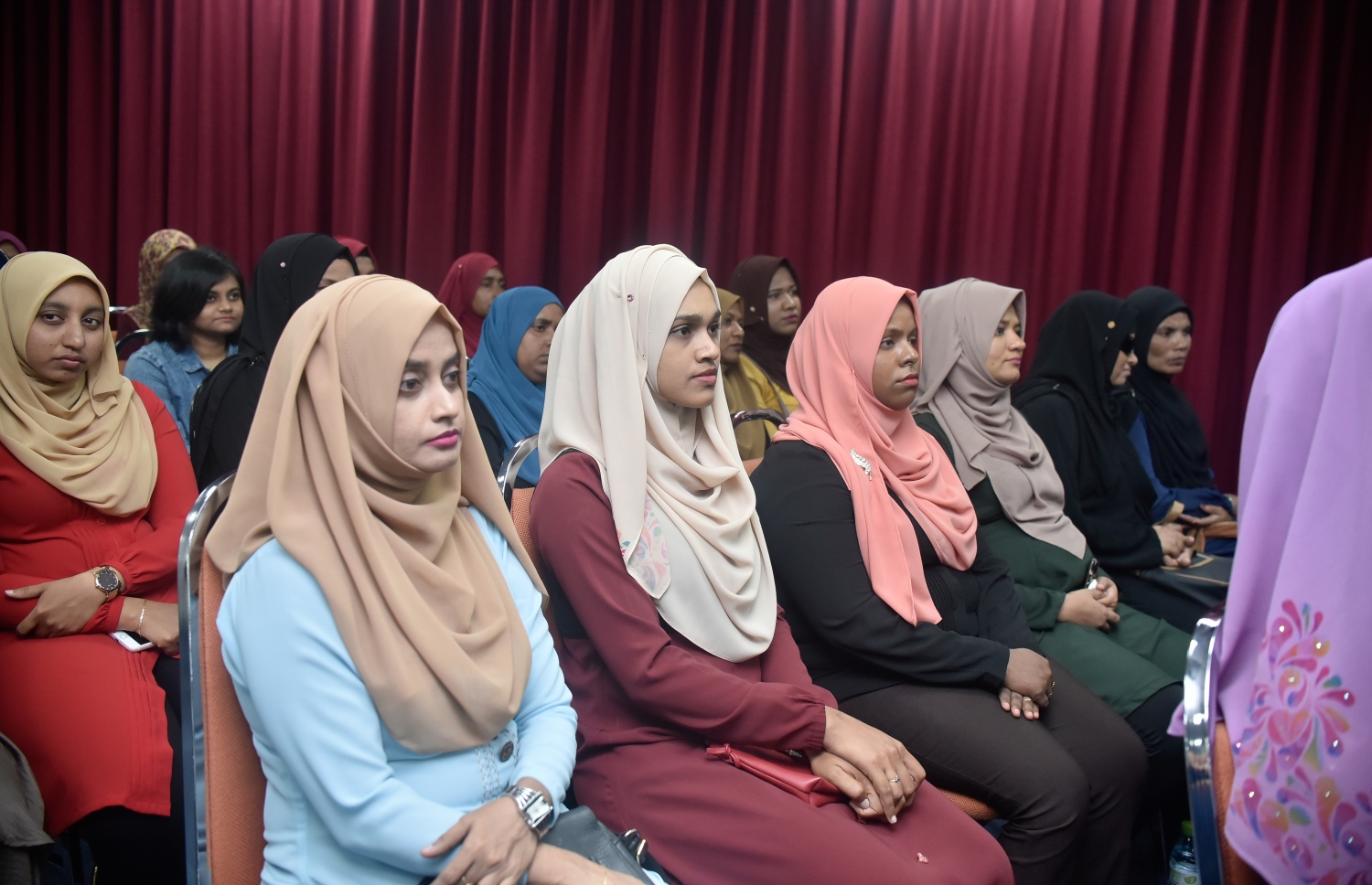 މާލެ: މާޗް 18، 2019: ހާއްސަ އެހީއަށް ބޭނުންވާ މީހުންނަށް އަމާޒުކޮށްގެން ބްރެއިލް ބޭނުންކޮށްގެން ގުރުއާން ކިޔަވައިދޭ ޕްރޮގްރާމެއް އިފްތިތާހުކުރުމަށް އިސްލާމީ މަރުކަޒުގައި ބޭއްވި ރަސްމިއްޔާތެއްގައި ބަޔަކު ބައިވެރިވަނީ.-- ފޮޓޯ: އަހުމަދު ނިޝާތު /މިހާރު