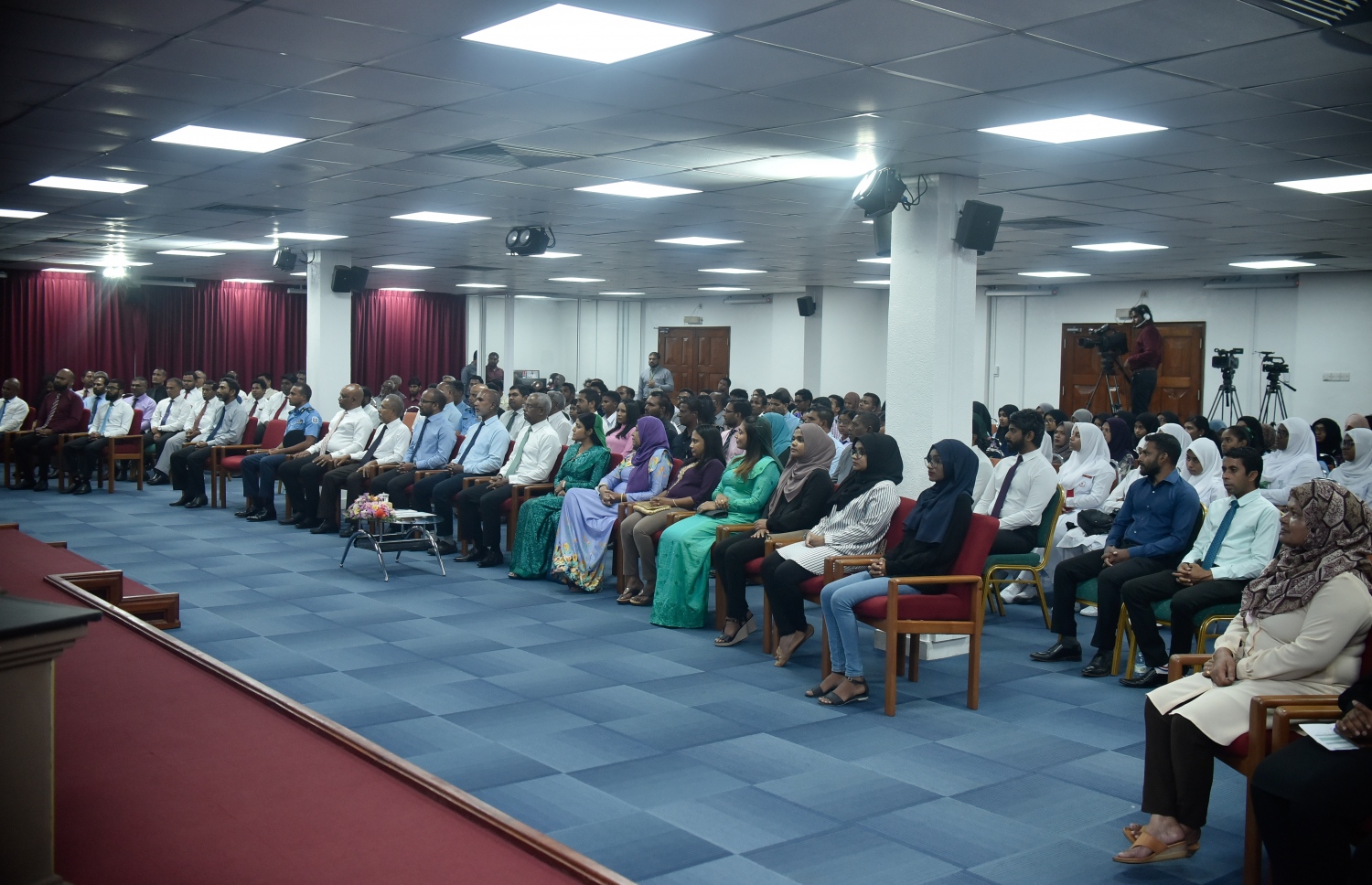 މާލެ: މާޗް 18، 2019: ހާއްސަ އެހީއަށް ބޭނުންވާ މީހުންނަށް އަމާޒުކޮށްގެން ބްރެއިލް ބޭނުންކޮށްގެން ގުރުއާން ކިޔަވައިދޭ ޕްރޮގްރާމެއް އިފްތިތާހުކުރުމަށް އިސްލާމީ މަރުކަޒުގައި ބޭއްވި ރަސްމިއްޔާތެއްގައި ތެރެއިން.-- ފޮޓޯ: އހަުމަދު ނިޝާތު /މިހާރު