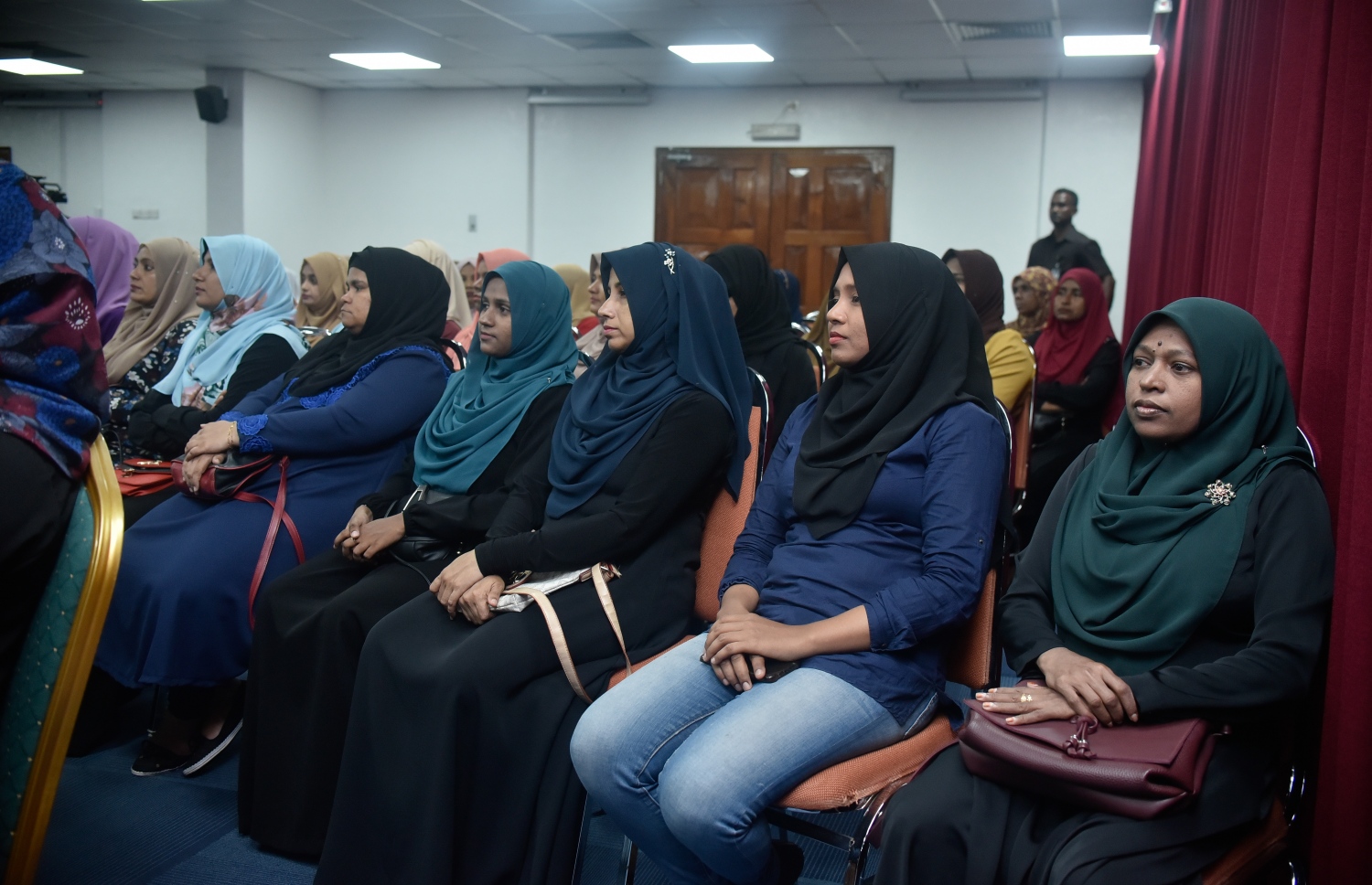 މާލެ: މާޗް 18، 2019: ހާއްސަ އެހީއަށް ބޭނުންވާ މީހުންނަށް އަމާޒުކޮށްގެން ބްރެއިލް ބޭނުންކޮށްގެން ގުރުއާން ކިޔަވައިދޭ ޕްރޮގްރާމެއް އިފްތިތާހުކުރުމަށް އިސްލާމީ މަރުކަޒުގައި ބޭއްވި ރަސްމިއްޔާތެއްގައި ބަޔަކު ބައިވެރިވަނީ.-- ފޮޓޯ: އަހުމަދު ނިޝާތު /މިހާރު