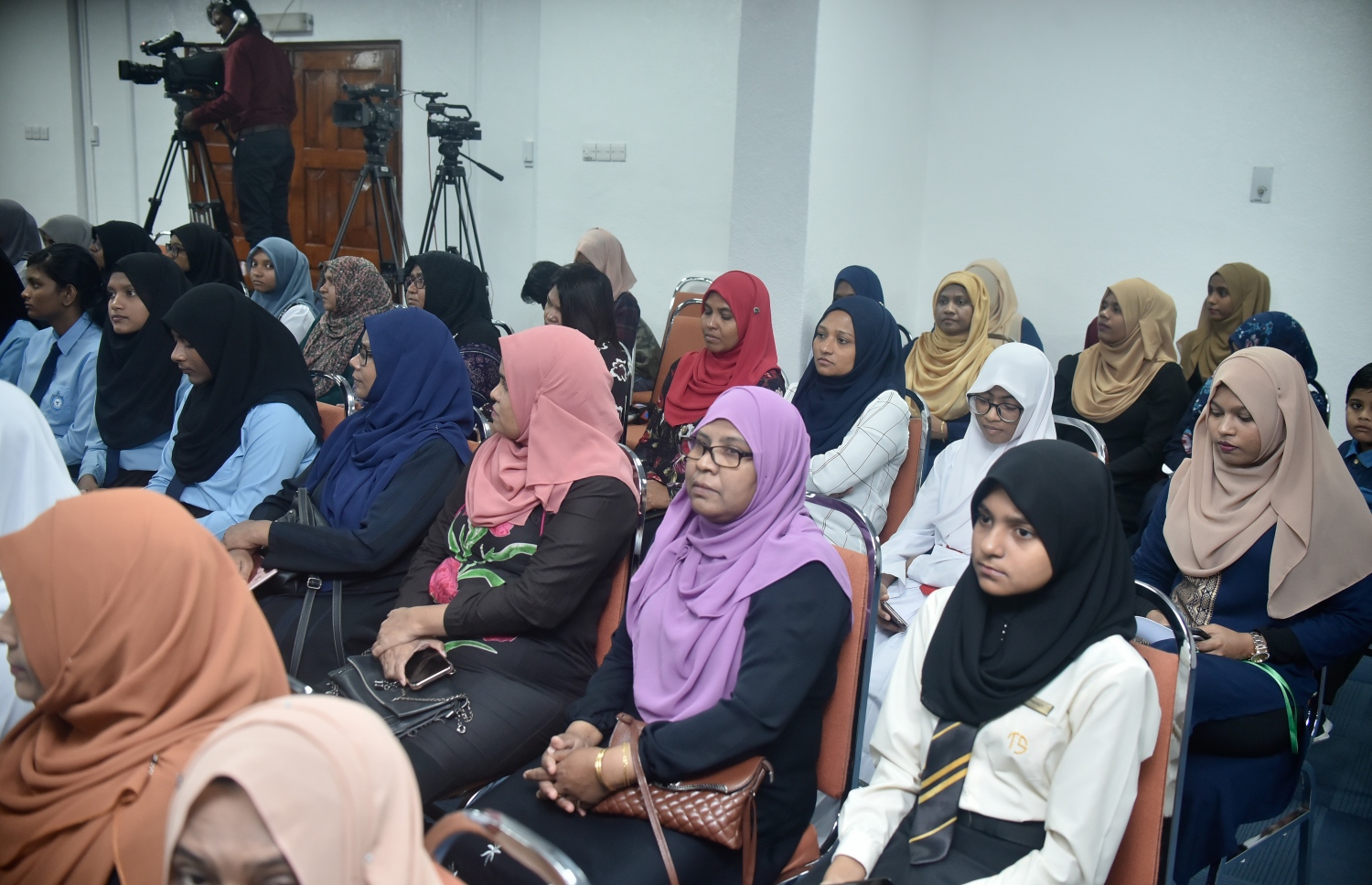 މާލެ: މާޗް 18، 2019: ހާއްސަ އެހީއަށް ބޭނުންވާ މީހުންނަށް އަމާޒުކޮށްގެން ބްރެއިލް ބޭނުންކޮށްގެން ގުރުއާން ކިޔަވައިދޭ ޕްރޮގްރާމެއް އިފްތިތާހުކުރުމަށް އިސްލާމީ މަރުކަޒުގައި ބޭއްވި ރަސްމިއްޔާތެއްގައި ބައެއް ސްކޫލުތަކުގެ ދަރިވަރުންނާއި ބެލެނިވެރިން ބައިވެރިވަނީ.-- ފޮޓޯ: އަހުމަދު ނިޝާތު /މިހާރު