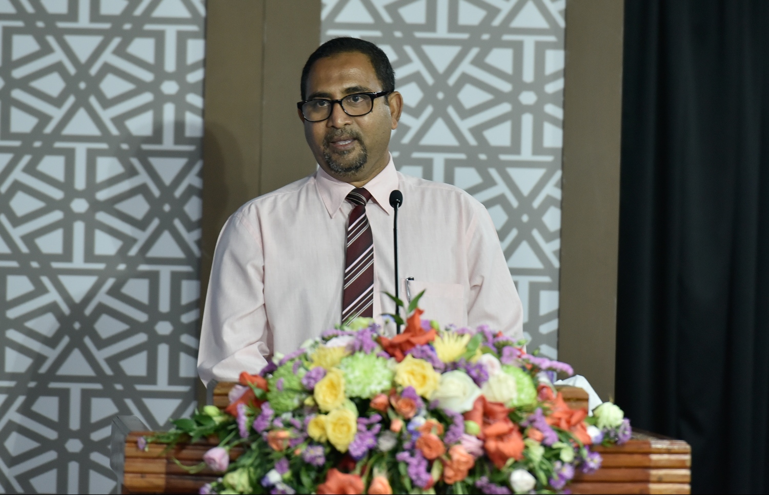 މާލެ: މާޗް 18، 2019: ހާއްސަ އެހީއަށް ބޭނުންވާ މީހުންނަށް އަމާޒުކޮށްގެން ބްރެއިލް ބޭނުންކޮށްގެން ގުރުއާން ކިޔަވައިދޭ ޕްރޮގްރާމެއް އިފްތިތާހުކުރުމަށް އިސްލާމީ މަރުކަޒުގައި ބޭއްވި ރަސްމިއްޔާތެއްގައި އިސްލާމިކް މިނިސްޓްރީގެ އިސް ބޭފުޅަކު ވާހަކަ ދައްކަވަނީ.-- ފޮޓޯ: އަހުމަދު ނިޝާތު /މިހާރު