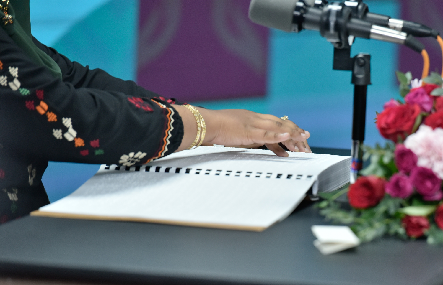 ލޮލުގެ ފެނުމުގެ ނުކުޅެދުންތެރިކަން ހުންނަ މީހަކު، ބްރެއިލްގެ އެހީގައި ފޮތެއް ކިޔަނީ.-- ފައިލް ފޮޓޯ: މިހާރު