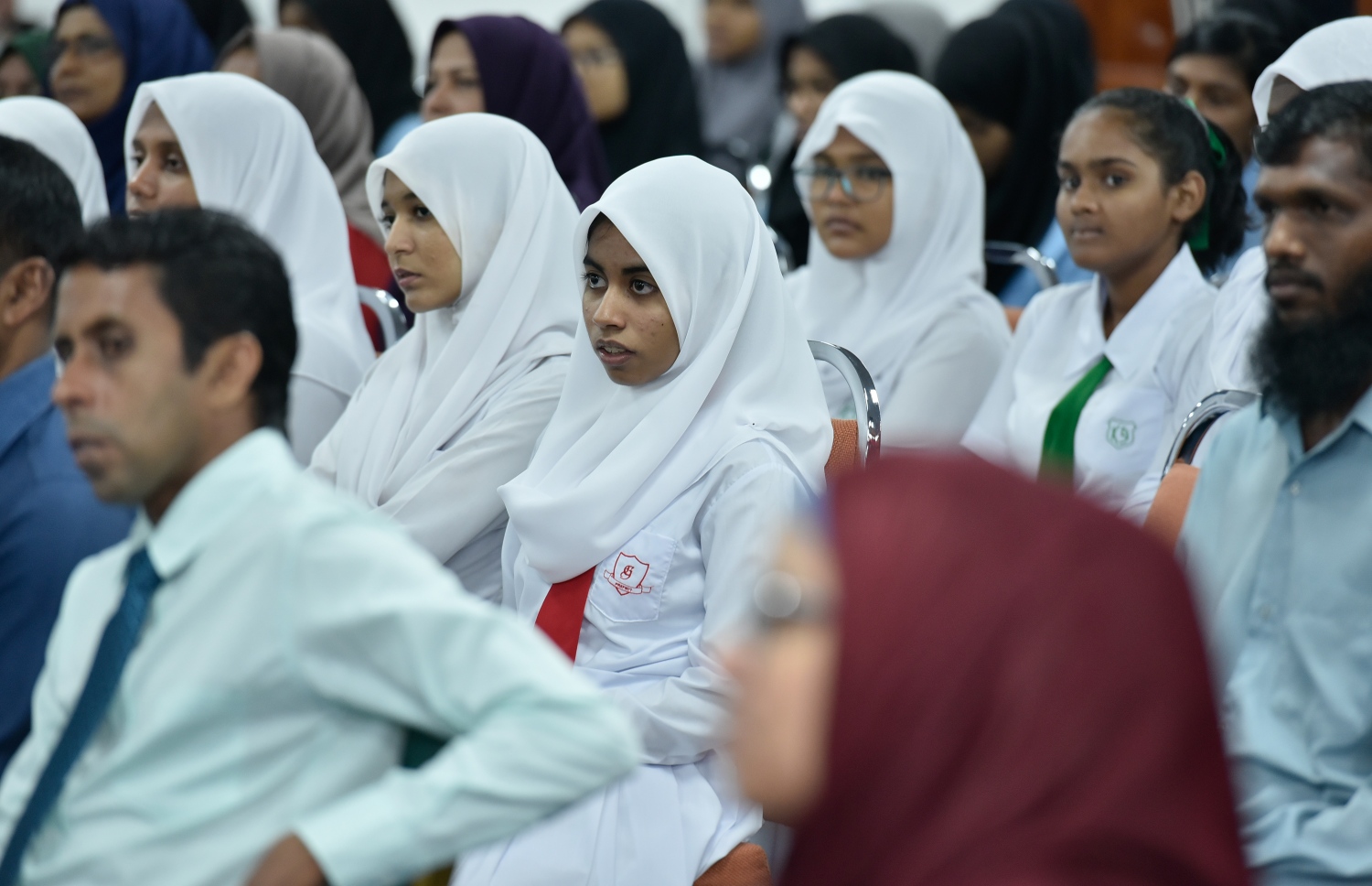 މާލެ: މާޗް 18، 2019: ހާއްސަ އެހީއަށް ބޭނުންވާ މީހުންނަށް އަމާޒުކޮށްގެން ބްރެއިލް ބޭނުންކޮށްގެން ގުރުއާން ކިޔަވައިދޭ ޕްރޮގްރާމެއް އިފްތިތާހުކުރުމަށް އިސްލާމީ މަރުކަޒުގައި ބޭއްވި ރަސްމިއްޔާތެއްގައި ބައެއް ސްކޫލުތަކުގެ ދަރިވަރުންނާއި ބެލެނިވެރިން ބައިވެރިވަނީ.-- ފޮޓޯ: އހަުމަދު ނިޝާތު /މިހާރު