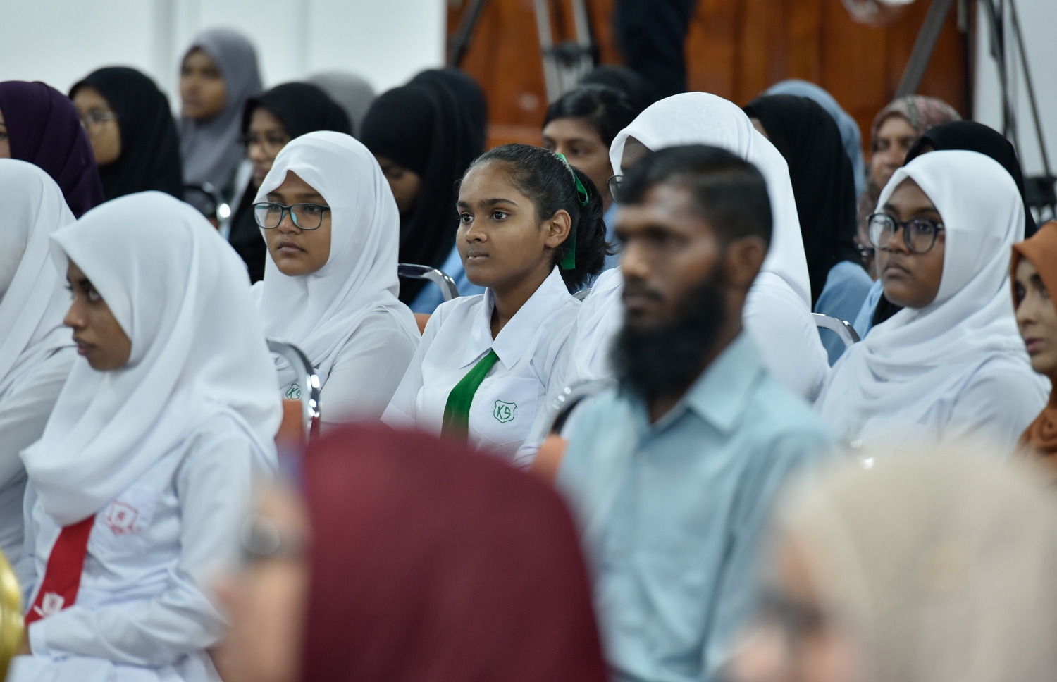 މާލެ: މާޗް 18، 2019: ހާއްސަ އެހީއަށް ބޭނުންވާ މީހުންނަށް އަމާޒުކޮށްގެން ބްރެއިލް ބޭނުންކޮށްގެން ގުރުއާން ކިޔަވައިދޭ ޕްރޮގްރާމެއް އިފްތިތާހުކުރުމަށް އިސްލާމީ މަރުކަޒުގައި ބޭއްވި ރަސްމިއްޔާތެއްގައި ބައެއް ސްކޫލުތަކުގެ ދަރިވަރުންނާއި ބެލެނިވެރިން ބައިވެރިވަނީ.-- ފޮޓޯ: އހަުމަދު ނިޝާތު /މިހާރު