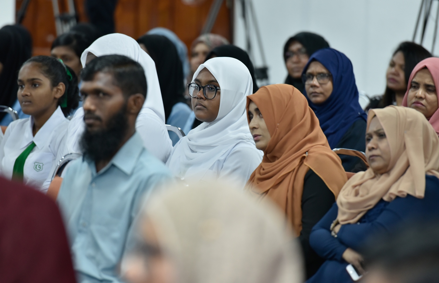 މާލެ: މާޗް 18، 2019: ހާއްސަ އެހީއަށް ބޭނުންވާ މީހުންނަށް އަމާޒުކޮށްގެން ބްރެއިލް ބޭނުންކޮށްގެން ގުރުއާން ކިޔަވައިދޭ ޕްރޮގްރާމެއް އިފްތިތާހުކުރުމަށް އިސްލާމީ މަރުކަޒުގައި ބޭއްވި ރަސްމިއްޔާތެއްގައި ބައެއް ސްކޫލުތަކުގެ ދަރިވަރުންނާއި ބެލެނިވެރިން ބައިވެރިވަނީ.-- ފޮޓޯ: އހަުމަދު ނިޝާތު /މިހާރު