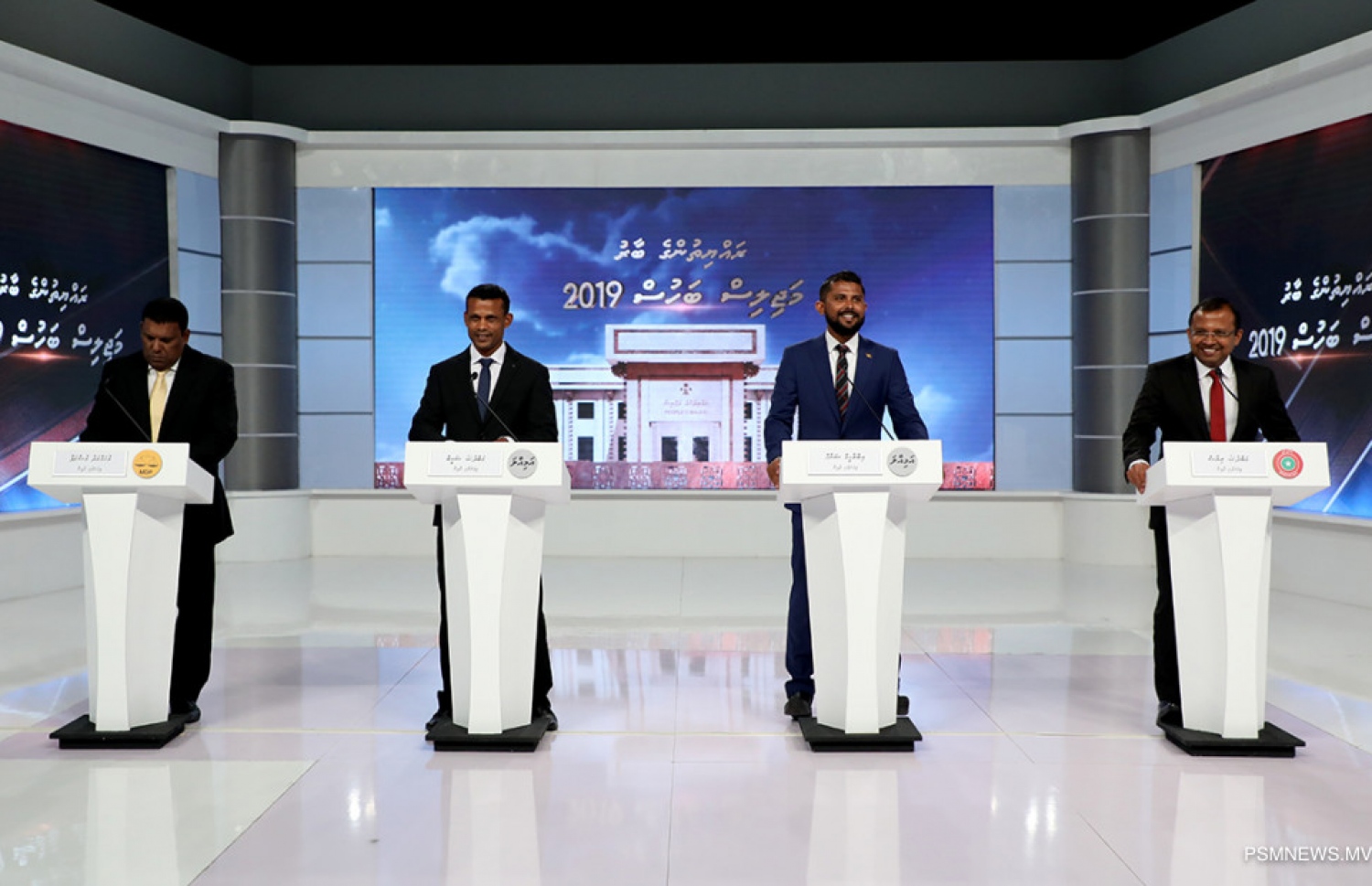 ތިމަރަފުށީގެ ދާއިރާގެ ބަހުސްގައި ރިޔާޒް (ކ) އަދި މުސްތަފާ (ވ). --- ފޮޓޯ: ޕީއެސްއެމް