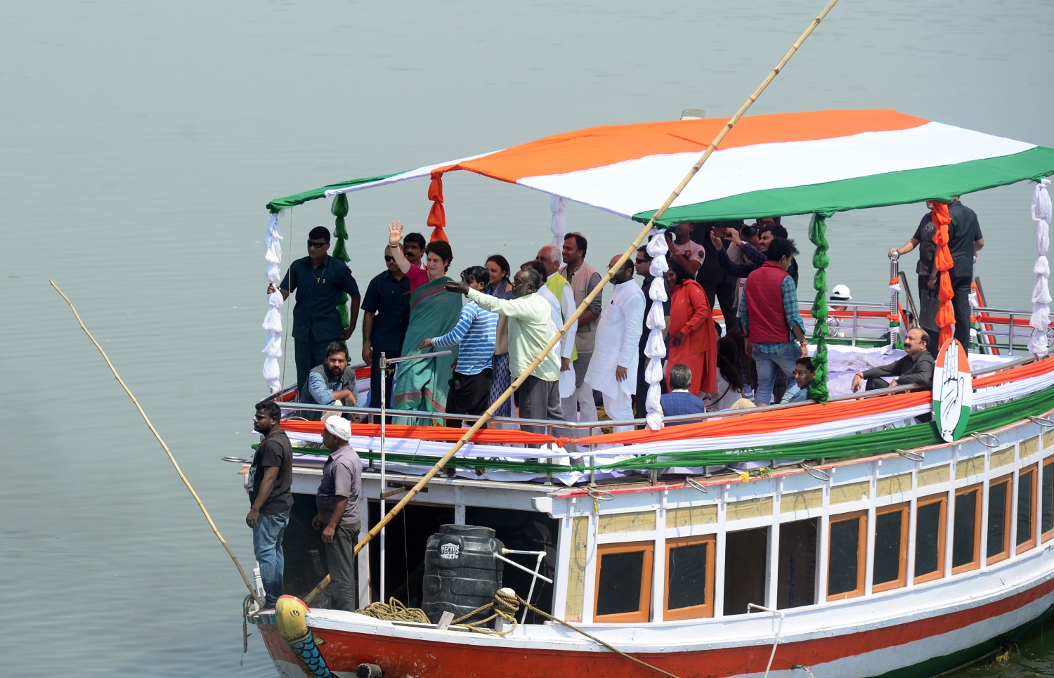 ކޮންގްރެސް ޕާޓީގެ ޕްރިޔަންކާ ގާނދީ އުއްތަރަ ޕްރަދޭޝްގައި ބޯޓުގައި ކެމްޕޭން ކުރައްވަނީ. --ފޮޓޯ:އޭއެފްޕީ