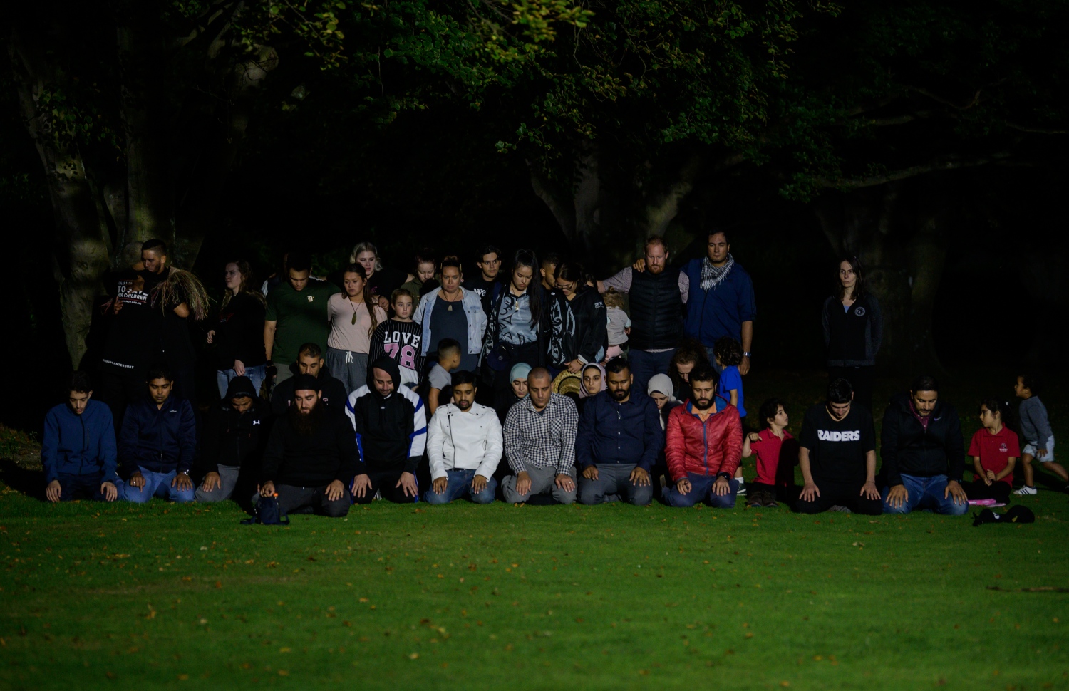 ކްރައިސްޗާޗުގެ އަލް ނޫރު މިސްކިތުގެ ބޭރުގައި ބަޔަކު ނަމާދު ކުރާ އިރު އާއްމުންގެ ބަޔަކު ހިމާޔަތް ދެނީ. --ފޮޓޯ:އޭއެފްޕީ