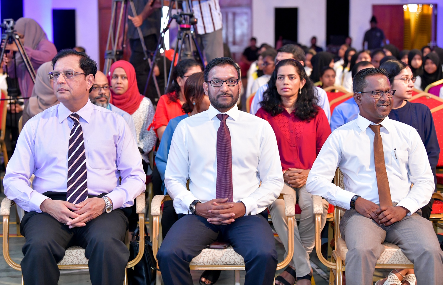 ކެންސަރާ ދެކޮޅަށް ރާއްޖޭގައި އަލަށް ދޭން ފެށި އެޗްޕީވީ ވެކްސިން ކެމްޕެއިން ފެށުމުގެ ރަސްމިއްޔާތުގައި ބައިވެރިވެވަޑައިގެންނެވި ބޭފުޅުން.--ފޮޓޯ: ނިޝާން އަލީ/ މިހާރު