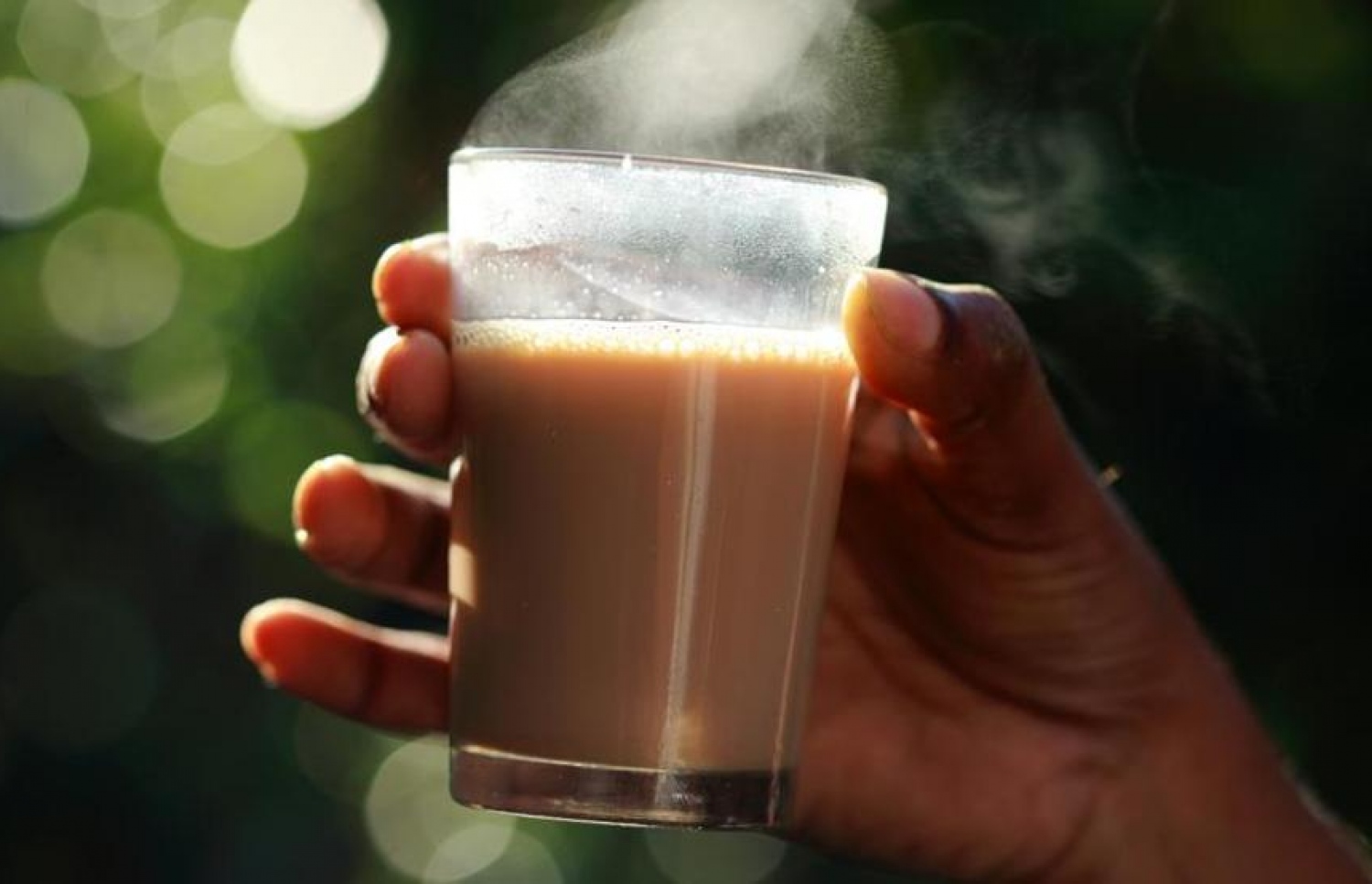 މީހަކު ހޫނު ބޮމްބޭ ޓީ ތަށްޓަކާ އެކު.