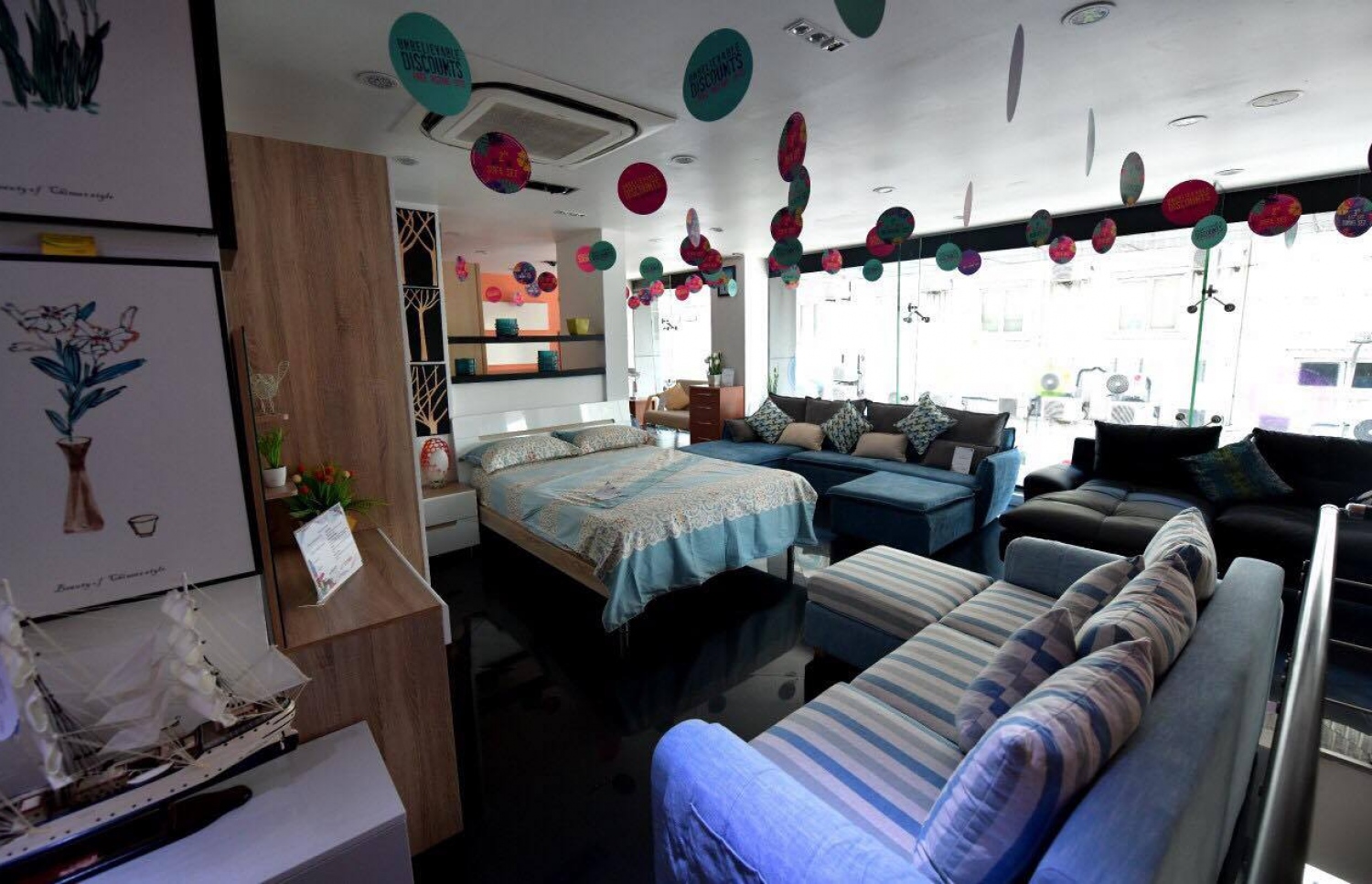 މުނިހޯމްކެއާ ލިވިން ސެންޓަރު.މުނި ހޯމްކެއާގެ ހުރިހާ ފިހާރައަކުން ވެސް ހެޔޮ އަގެއްގައި ތަކެތި ލިބޭނެ--ފޮޓޯ:ހުސައިން ވަހީދު/މިހާރު