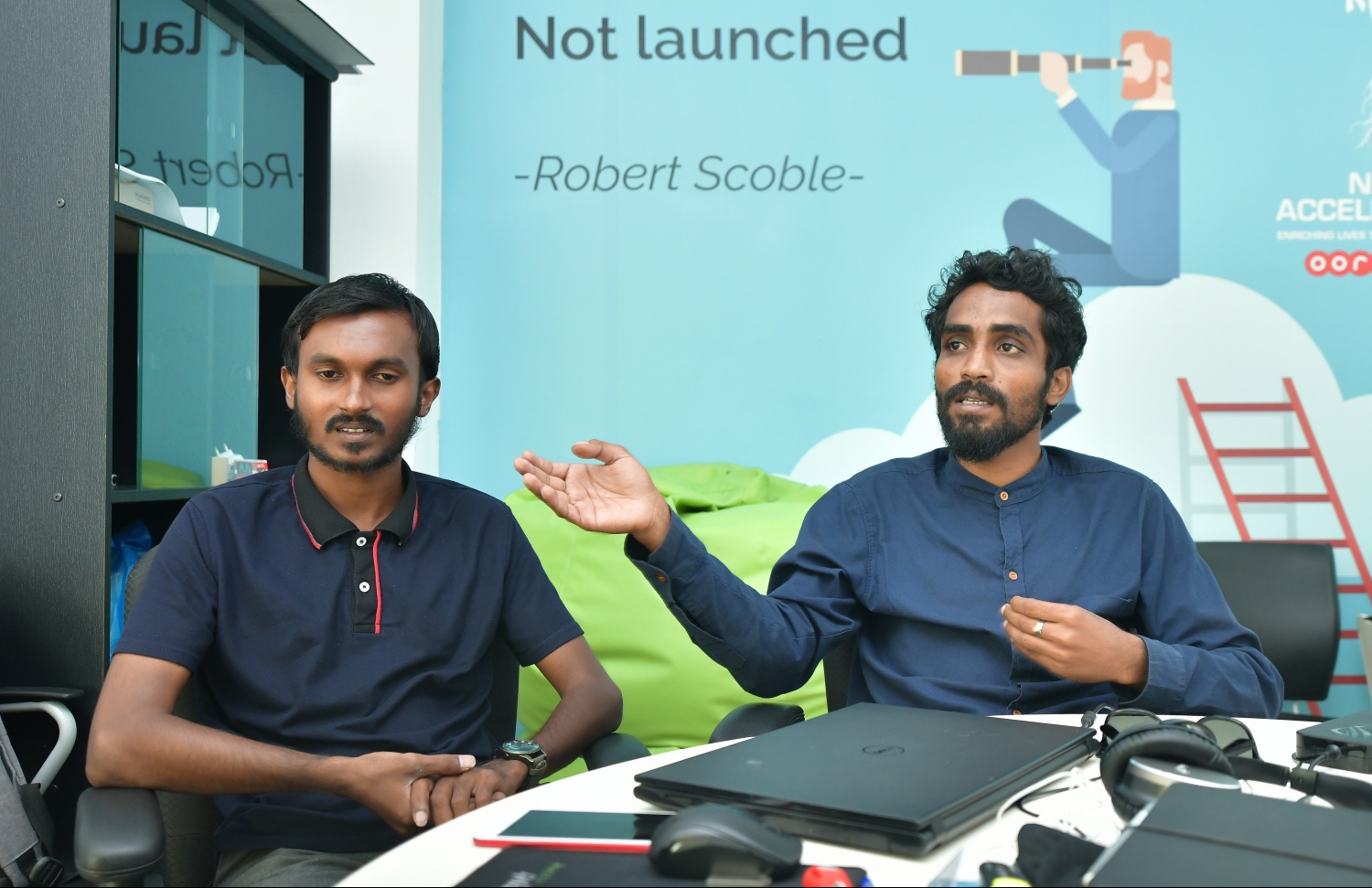 ކުނބު އެޕްލިކޭޝަންގެ ޑިވެލޮޕަރު އަހުމަދު މަހްފޫޒް (ކ) އަދި ޑިޒައިނަރު ރިމާހު އަހުމަދު --ފޮޓޯ:ހުސަިއން ވަހީދު/މިހާރު