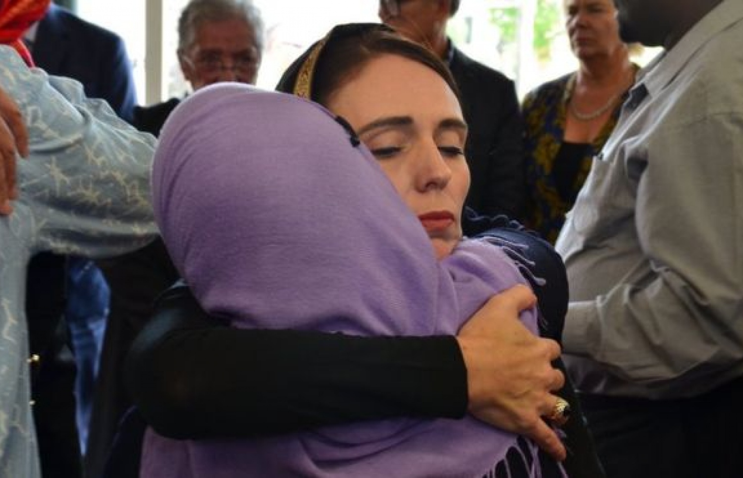 ނިއު ޒީލެންޑުގެ ބޮޑު ވަޒީރު އާޑާން މުސްލިމުންނާ ބައްދަލު ކުރައްވަނީ. --ފޮޓޯ:އީޕީއޭ