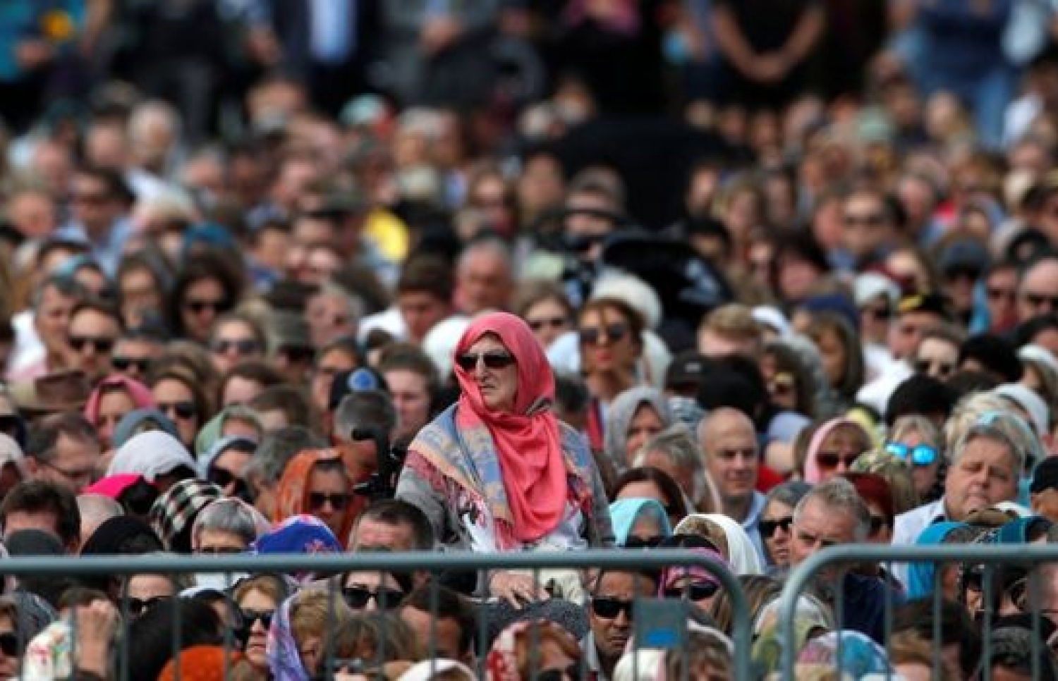 ކްރައިސްޗާޗުގެ ހުކުރު ނަމާދުގެ ޖަމާތަށް ދިޔަ ގިނަ އަންހެނުން ތިބީ ބުރުގާގައި. --ފޮޓޯ:ރޮއިޓާސް