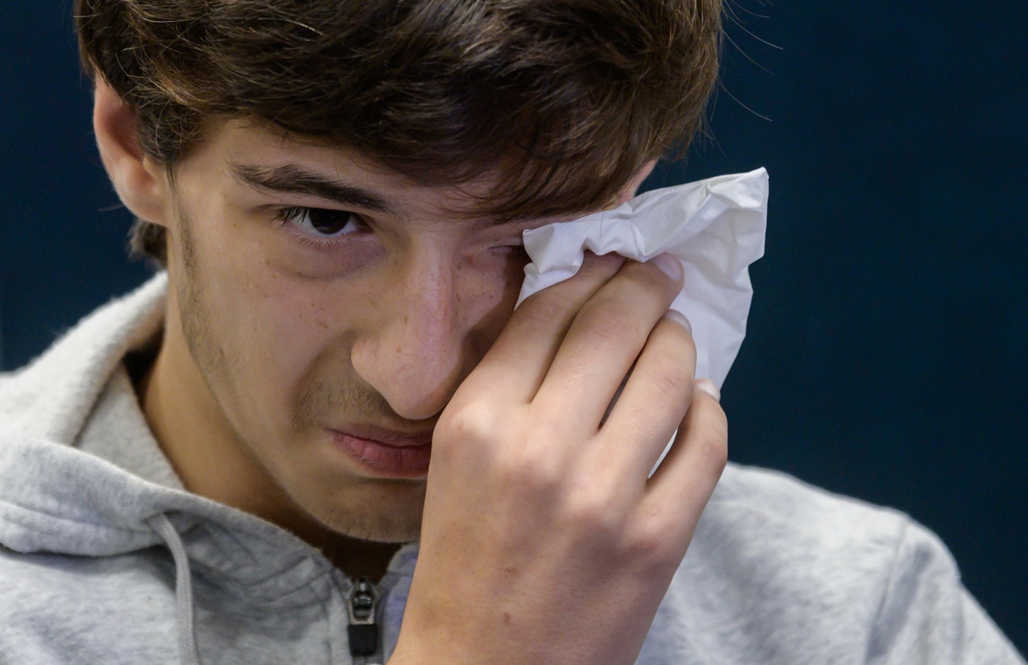 މާޗް 22، 2019: ކްރައިސްޗާޗް- އަލް ނޫރް މިސްކިތުގައި ދިން ހަމަލާގައި ބައްޕަ އާއި ކޮއްކޮ މަރުވި ސީރިއާގެ ރެފިއުޖީއެއް ކަމަށްވާ ޒަައިދު މުސްތަފާ މިއަދުގެ ހުކުރު ނަމާދުގެ ޖަމާއަތުގައި ހިތާމައިގައި. --ފޮޓޯ:އޭއެފްޕީ