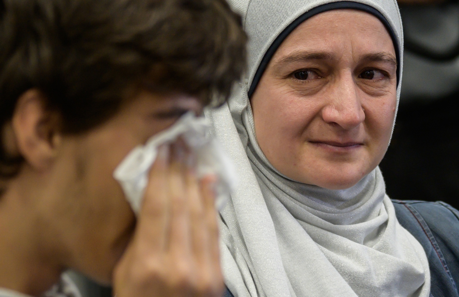 މާޗް 22، 2019: ކްރައިސްޗާޗް- އަލް ނޫރް މިސްކިތުގައި ދިން ހަމަލާގައި ބައްޕަ އާއި ކޮއްކޮ މަރުވި ސީރިއާގެ ރެފިއުޖީއެއް ކަމަށްވާ ޒަައިދު މުސްތަފާ މިއަދުގެ ހުކުރު ނަމާދުގެ ޖަމާއަތުގައި އޭނާގެ މަންމައާ އެކު ހިތާމައިގައި. --ފޮޓޯ:އޭއެފްޕީ