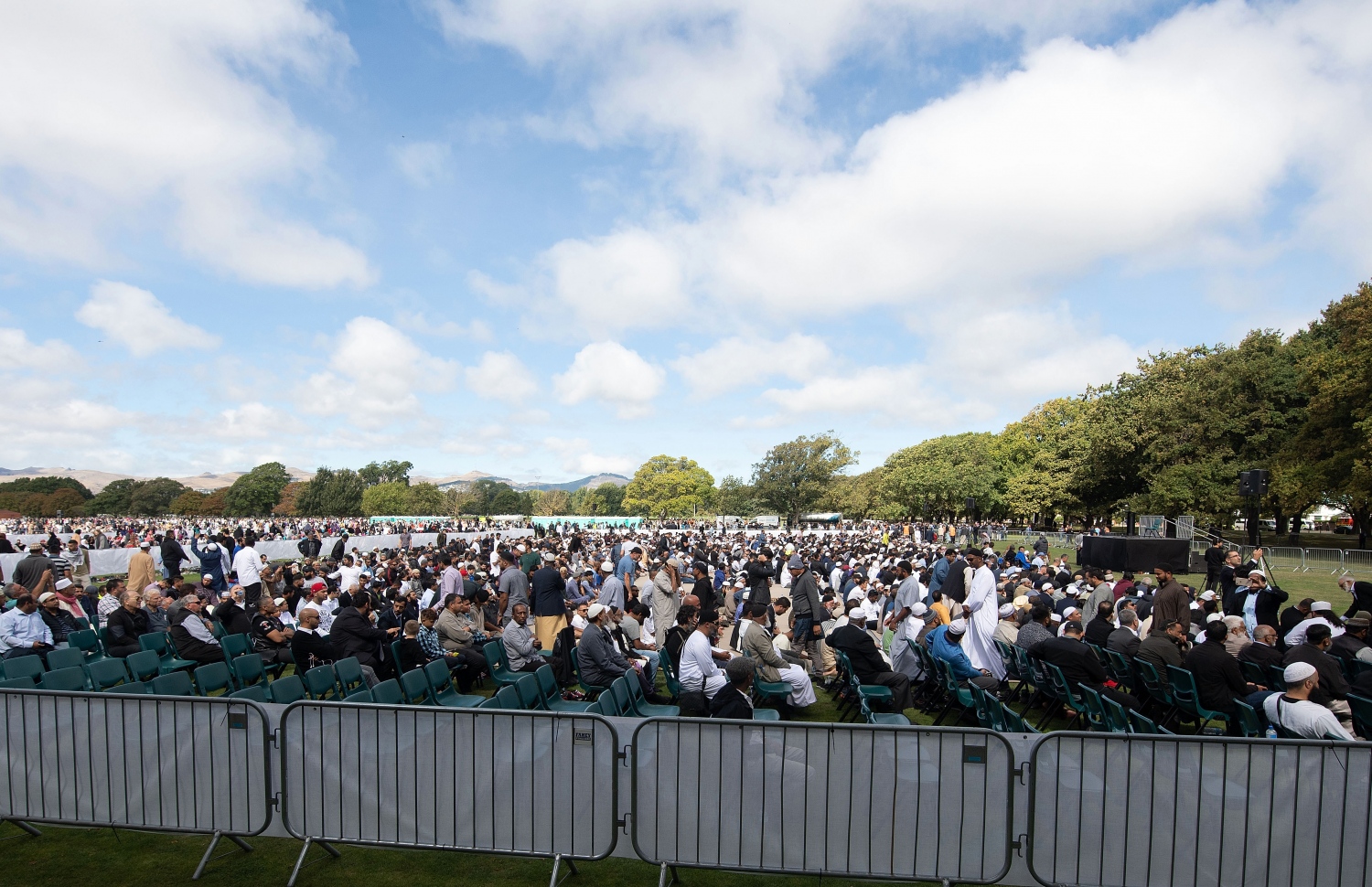 މާޗް 22، 2019: ކްރައިސްޗާޗް - އަލް ނޫރު މިސްކިތުގެ ބޭރުގައި ކުރި މިއަދުގެ ހުކުރު ނަމާދުގެ ޖަމާއަތަށް ހާޒިރުވެފައިވާ މީހުން. --ފޮޓޯ:އޭއެފްޕީ