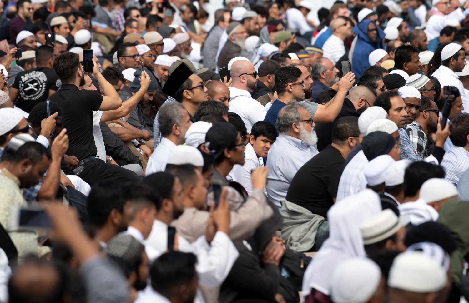 މާޗް 22، 2019: ކްރައިސްޗާޗް - އަލް ނޫރު މިސްކިތުގެ ބޭރުގައި ކުރި މިއަދުގެ ހުކުރު ނަމާދުގެ ޖަމާއަތަށް ހާޒިރުވެފައިވާ މީހުން. --ފޮޓޯ:އޭއެފްޕީ