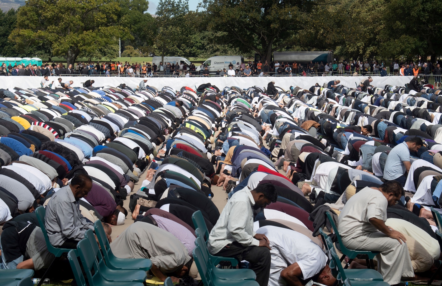 މާޗް 22، 2019: ކްރައިސްޗާޗް - އަލް ނޫރު މިސްކިތުގެ ބޭރުގައި ކުރި މިއަދުގެ ހުކުރު ނަމާދުގެ ޖަމާއަތަށް ހާޒިރުވެފައިވާ މީހުން. --ފޮޓޯ:އޭއެފްޕީ