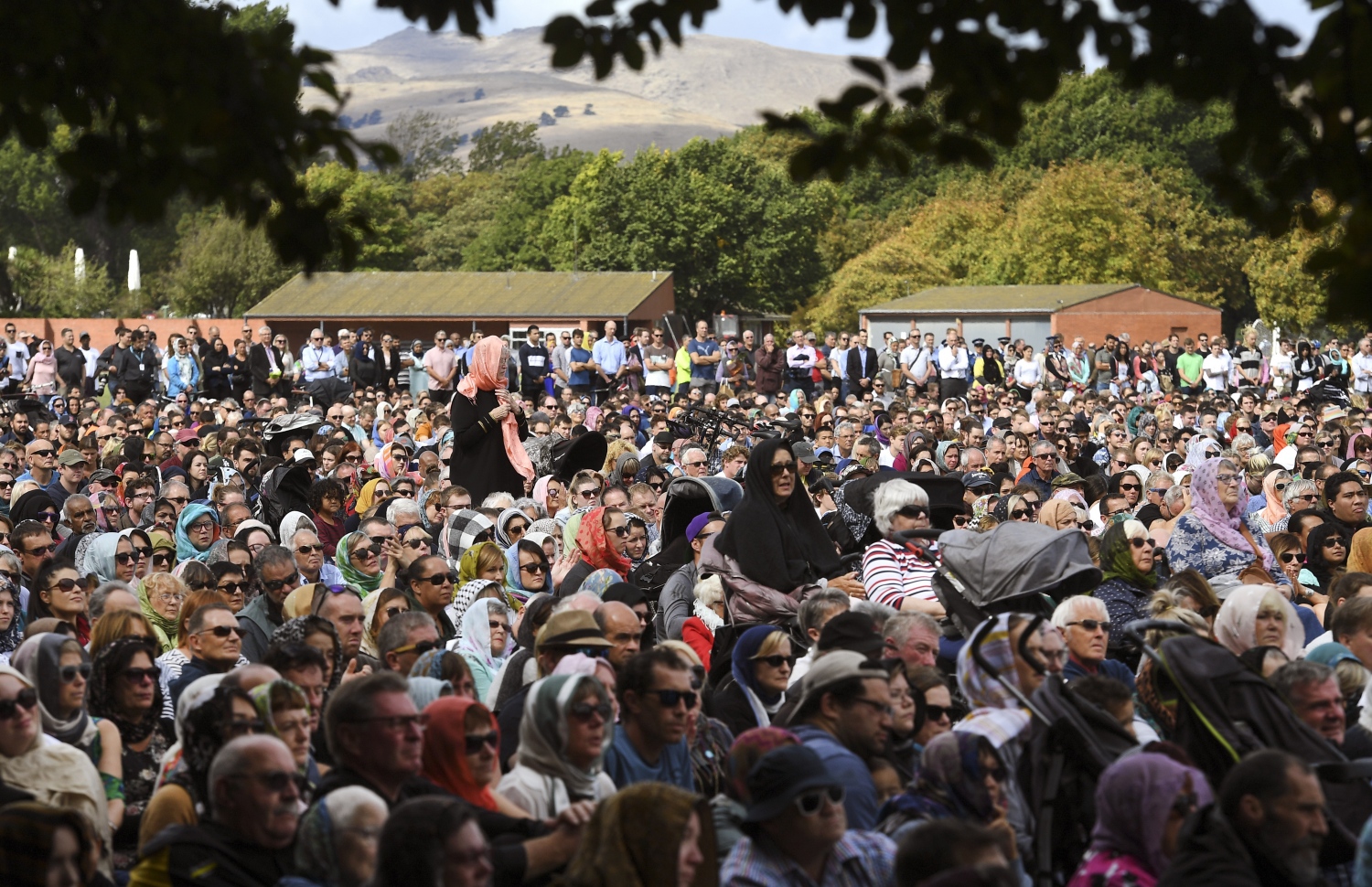 މާޗް 22، 2019: ކްރައިސްޗާޗް - އަލް ނޫރު މިސްކިތުގެ ބޭރުގައި ކުރި މިއަދުގެ ހުކުރު ނަމާދުގެ ޖަމާއަތަށް ހާޒިރުވެފައިވާ މީހުން. --ފޮޓޯ:އޭއެފްޕީ