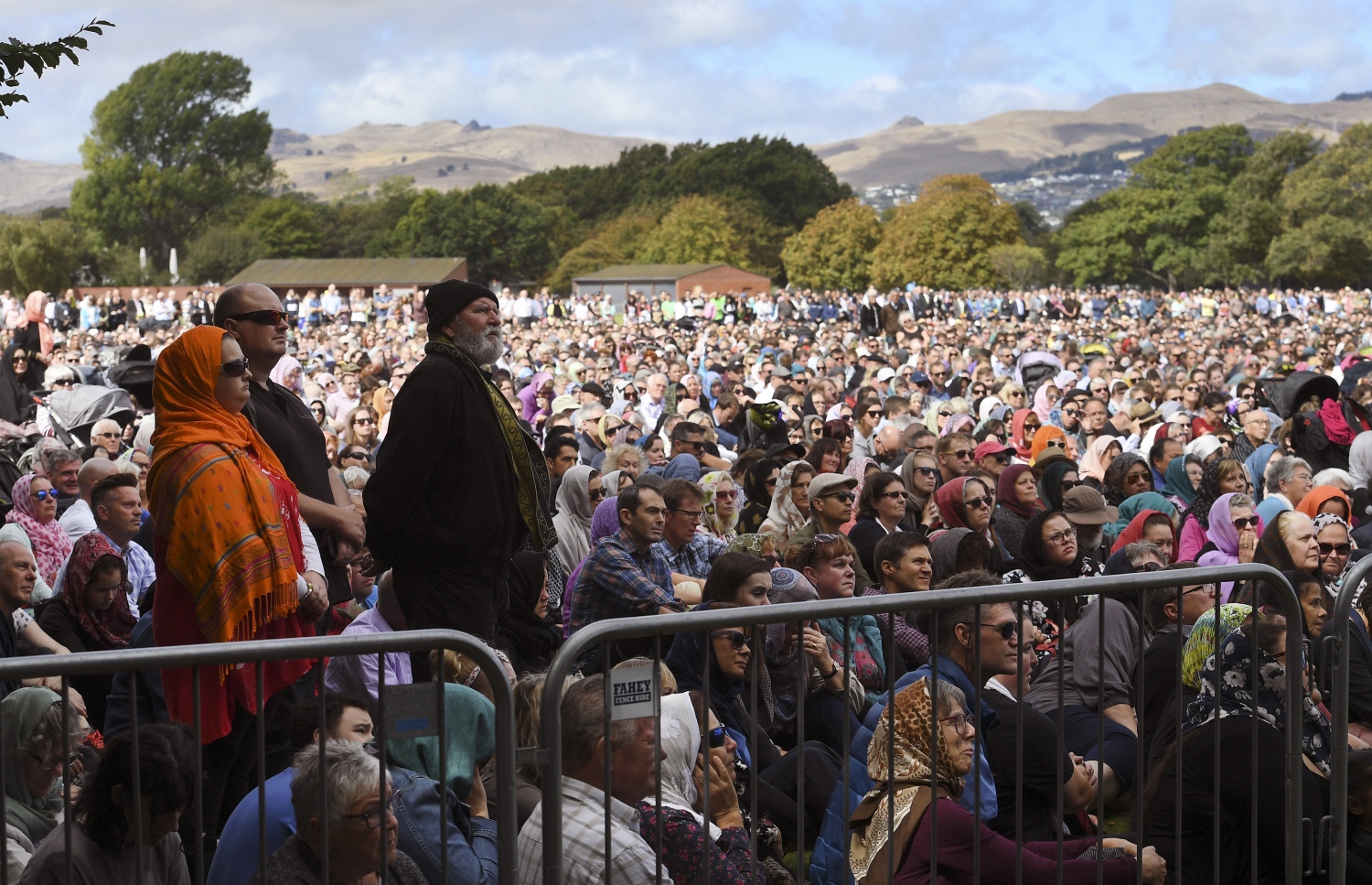 މާޗް 22، 2019: ކްރައިސްޗާޗް - އަލް ނޫރު މިސްކިތުގެ ބޭރުގައި ކުރި މިއަދުގެ ހުކުރު ނަމާދުގެ ޖަމާއަތަށް ހާޒިރުވެފައިވާ މީހުން. --ފޮޓޯ:އޭއެފްޕީ