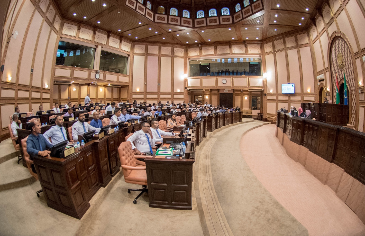 ރައްޔިތުންގެ މަޖިލިހުގެ ޖަލްސާއެއްގައި މެމްބަރުން ބައިވެރިވެވަޑައިގަންނަވަނީ. ބިލްގައިވާ ގޮތުން ކުރީގެ ނައިބު ރައީސުންނަށް މަހަކު 35،000ރ. ލިބިވަޑައިގަންނަވާނެ.--ފޮޓޯ/މަޖިލިސް