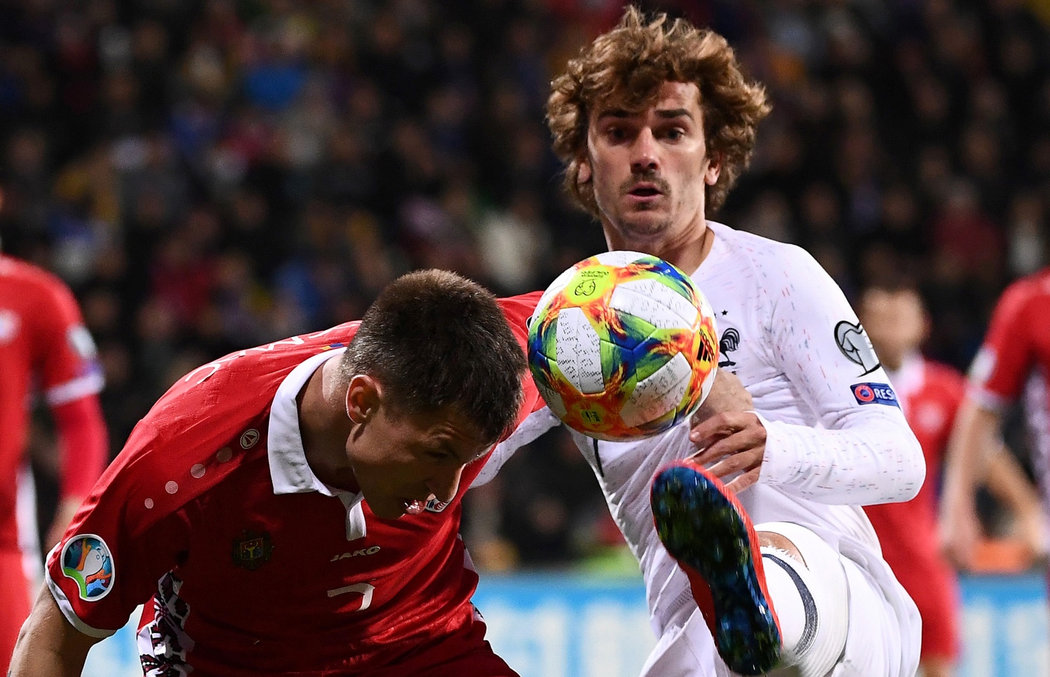 މޮލްޑޯވާ ކުޅުންތެރިއަކު ކައިިރިން ގްރީޒްމަން (ކ) ބޯޅަ ކޮންޓްރޯލް ކުރަނީ. -- ފޮޓޯ: އޭއެފްޕީ