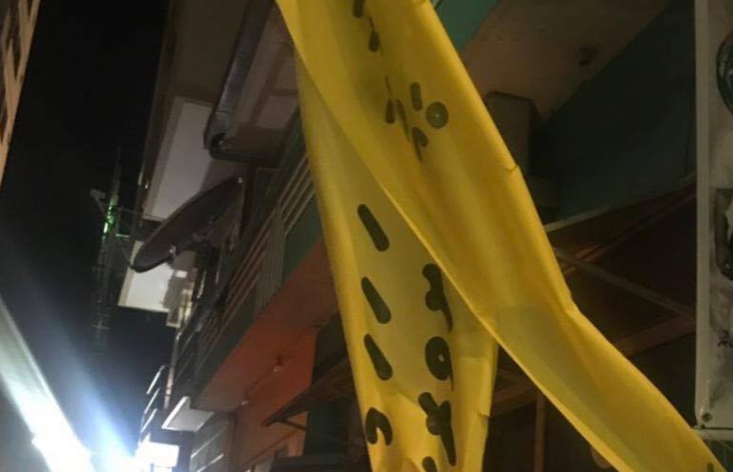 މާލޭގެ މަގެއްގައި ދަމާފައި ހުރި ހައިތަމްގެ ކެމްޕެއިން ބެނާއެއް ނައްޓާލާފައި.