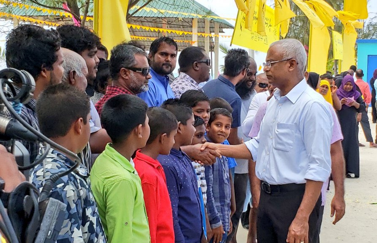 ރައީސް މިއަދު ށ. ކޮމަންޑު އަށް ވަޑައިގެން އާންމުންނާ ސަލާމް ކުރައްވަނީ. --- ފޮޓޯ: އެމްޑީޕީ