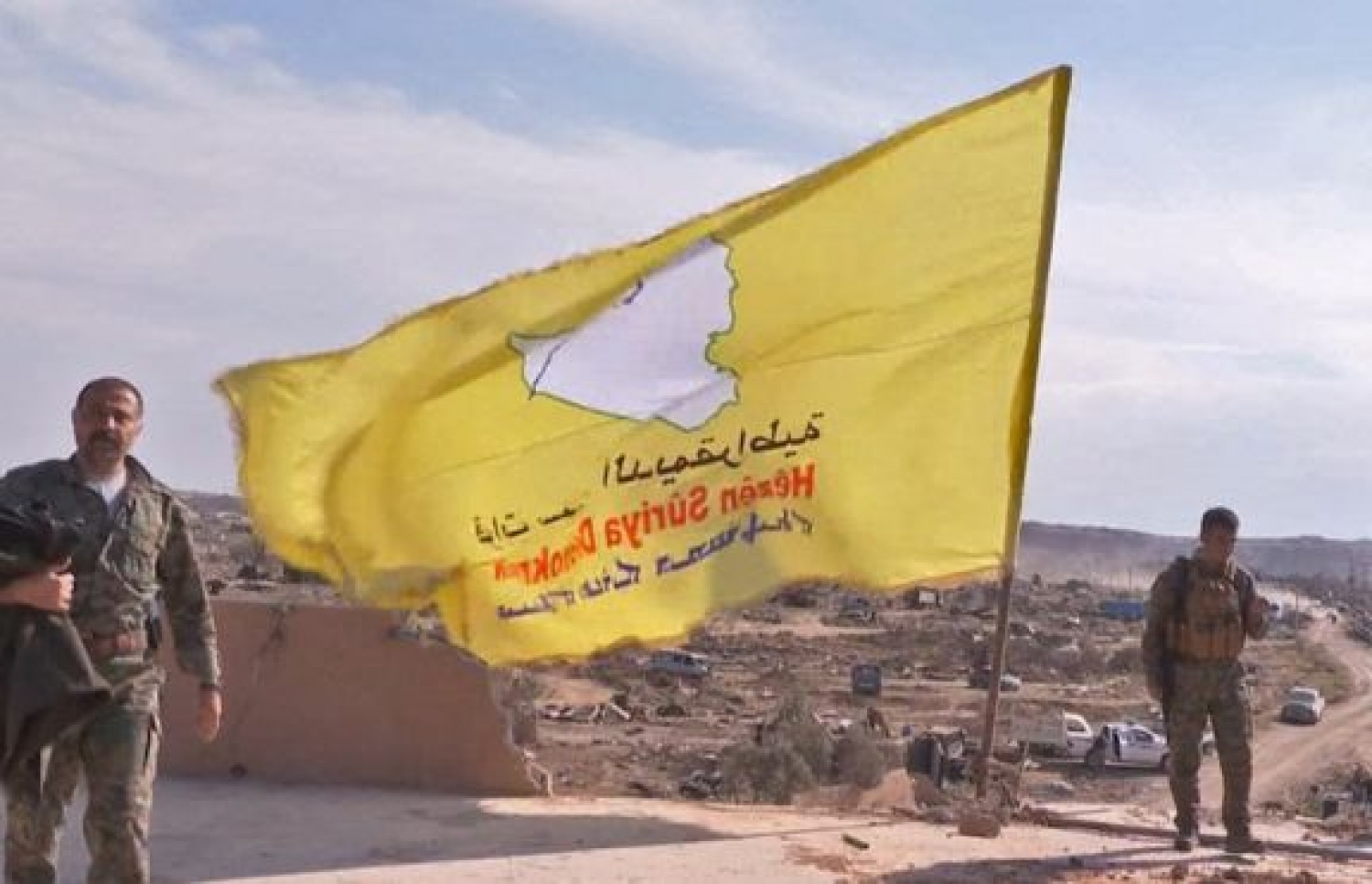 އައިއެސްގެ ދަށުން އަތުލި އިމާރާތެއްގެ މަތީގައި އެސްޑީއެފްގެ ރީނދޫ ދިދަ ނަގައިފައި. --ފޮޓޯ:އޭއެފްޕީ