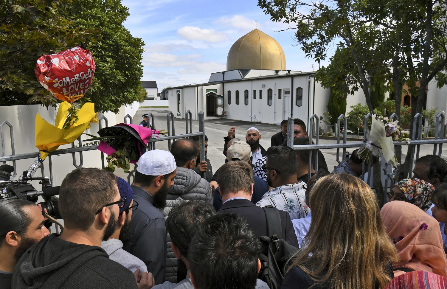 ކްރައިސްޗާޗުގެ އަލް ނޫރް މިސްކިތް ހުޅުވަންވާ އިރަށް މިސްކިތުގެ ބޭރުގައި ކިޔޫ ހަދާފައި. --ފޮޓޯ:އޭއެފްޕީ