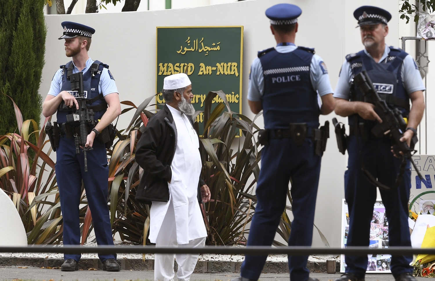 ކްރައިސްޗާޗުގެ އަލް ނޫރް މިސްކިތް މިއަދު ހުޅުވިއިރު ހަތިޔާރާ އެކު ފުލުހުން ފޯރި މަރަނީ. --ފޮޓޯ:އޭއެފްޕީ