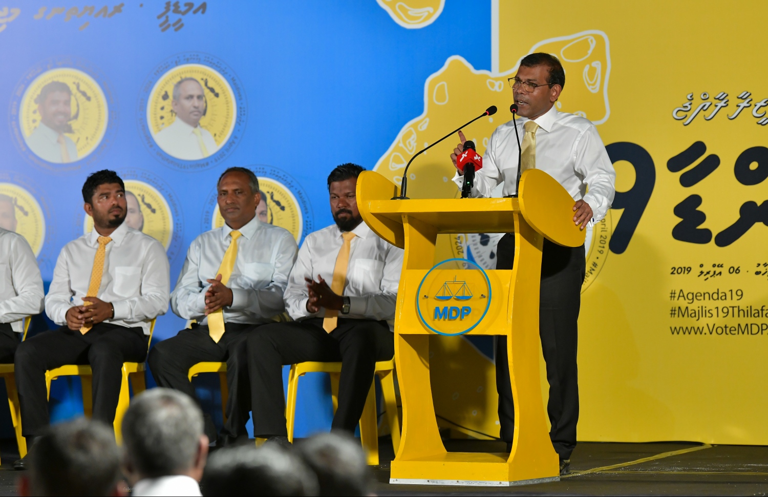 ތިލަދުންމަތީގެ ދާއިރާތަކުގެ އެމްޑީޕީ ކެންޑިޑޭޓުންގެ ކެމްޕޭން ޖަލްސާގައި ނަޝީދު ވާހަކަ ދައްކަވަނީ.