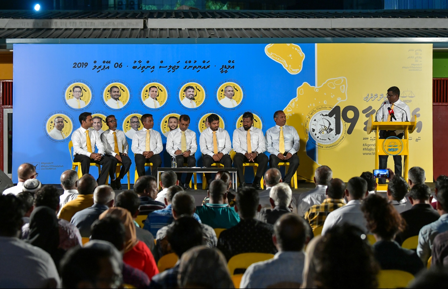 ރައްޔިތުންގެ މަޖިލިހުގެ އިންތިޚާބުގައި ތިލަންދުންމަތިން ވާދަކުރައްވާ ބައެއް ކެންޑިޑޭޓުން ކުރީގެ ރައީސް އަދި އެމްޑީޕީގެ ރައީސް ނަޝީދާ އެކު ރޭގެ ޖަލްސާގައި.---ފޮޓޯ: ހުސައިން ވަހީދު/މިހާރު