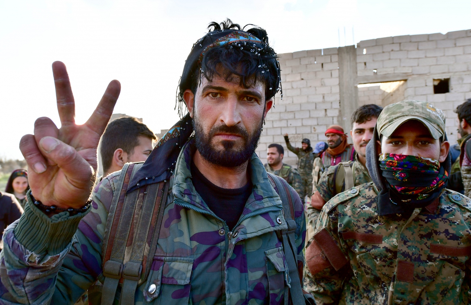 ސީރިއަން ޑިމޮކްރެޓިކް ފޯސަސް (އެސްޑީއެފް) ގެ ހަނގުރާމަވެރިއަކު ބާޣޫޒް ސިޓީގައި ކާމިޔާބީގެ ނިޝާން ދައްކާލަނީ. --ފޮޓޯ:އޭއެފްޕީ