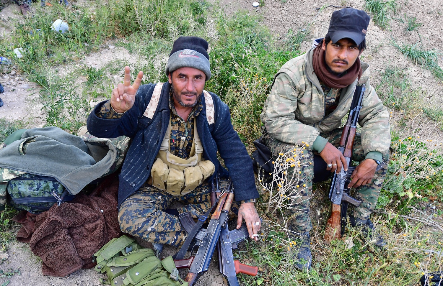 ސީރިއަން ޑިމޮކްރެޓިކް ފޯސަސް (އެސްޑީއެފް) ގެ ހަނގުރާމަވެރިން ބާޣޫޒް ސިޓީގައި ކާމިޔާބީގެ ނިޝާން ދައްކާލަނީ. --ފޮޓޯ:އޭއެފްޕީ