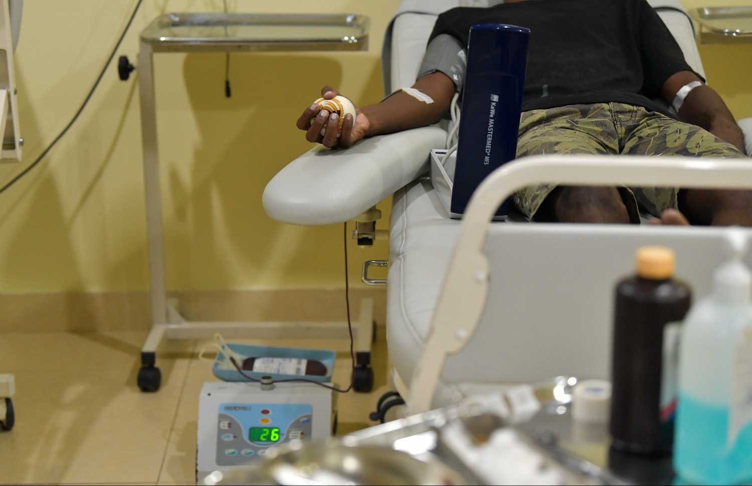 ތެލަސީމިއާ ކުއްޖަކަށް މީހަކު ލޭ ދެނީ: ތެލަސީމިއާ ކުދިންނަށް ލޭ ހޯދުމާއި އިތުރު ފަރުވާތައް ގަވައިދުން ދިނުމަކީ ގޮންޖެހުން ބޮޑު ކަމަކަށް ވަނީ ވެފައި. -- ފޮޓޯ: މިހާރު