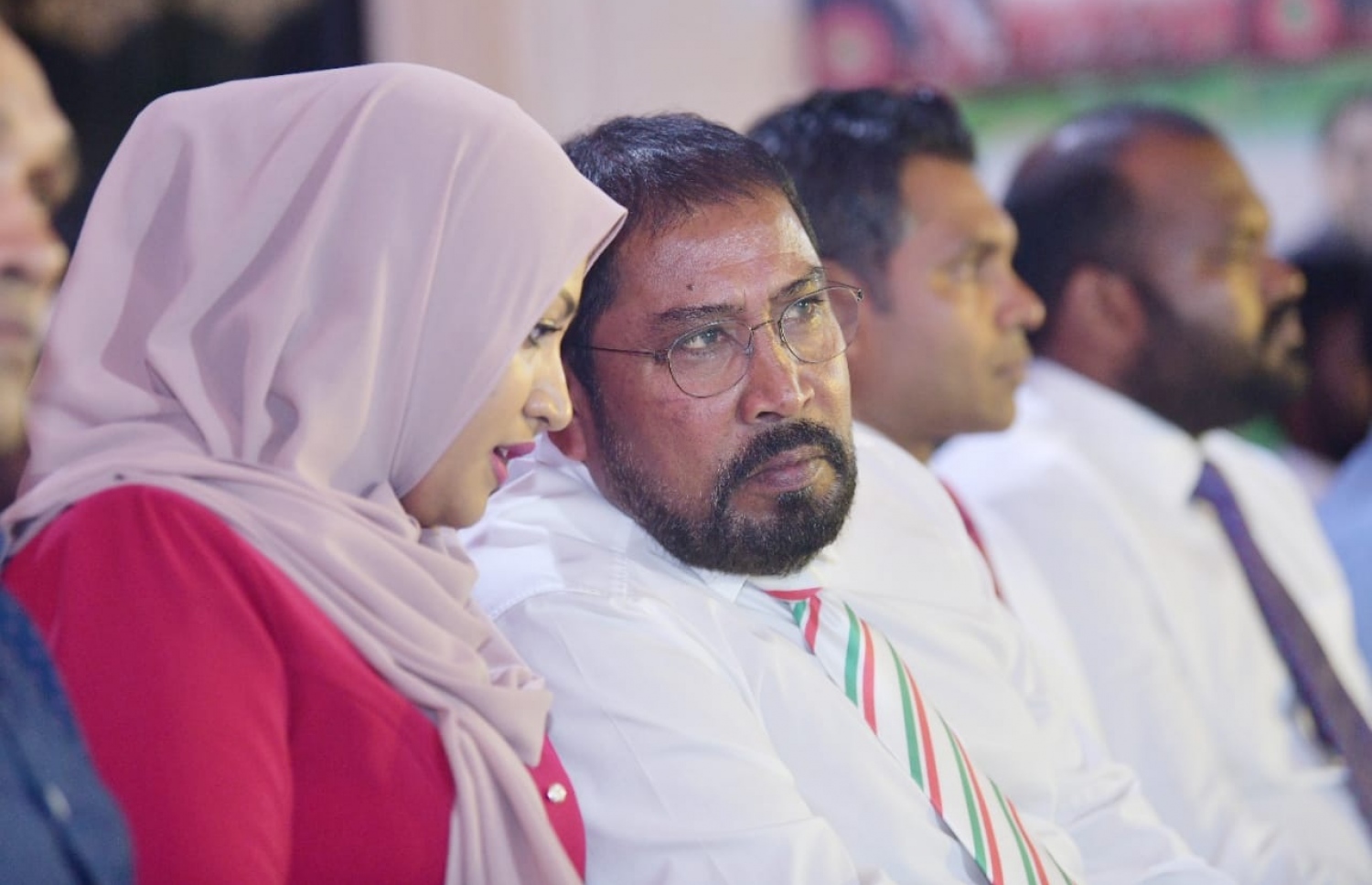 މާމިގިލީގައި ބޭއްސި ޖަލްސާގައި ގާސިމް އިބްރާހިމްގެ ދެކަނބަލުން. -- ފޮޓޯ: ހުސެން ވަހީދު/މިހާރު