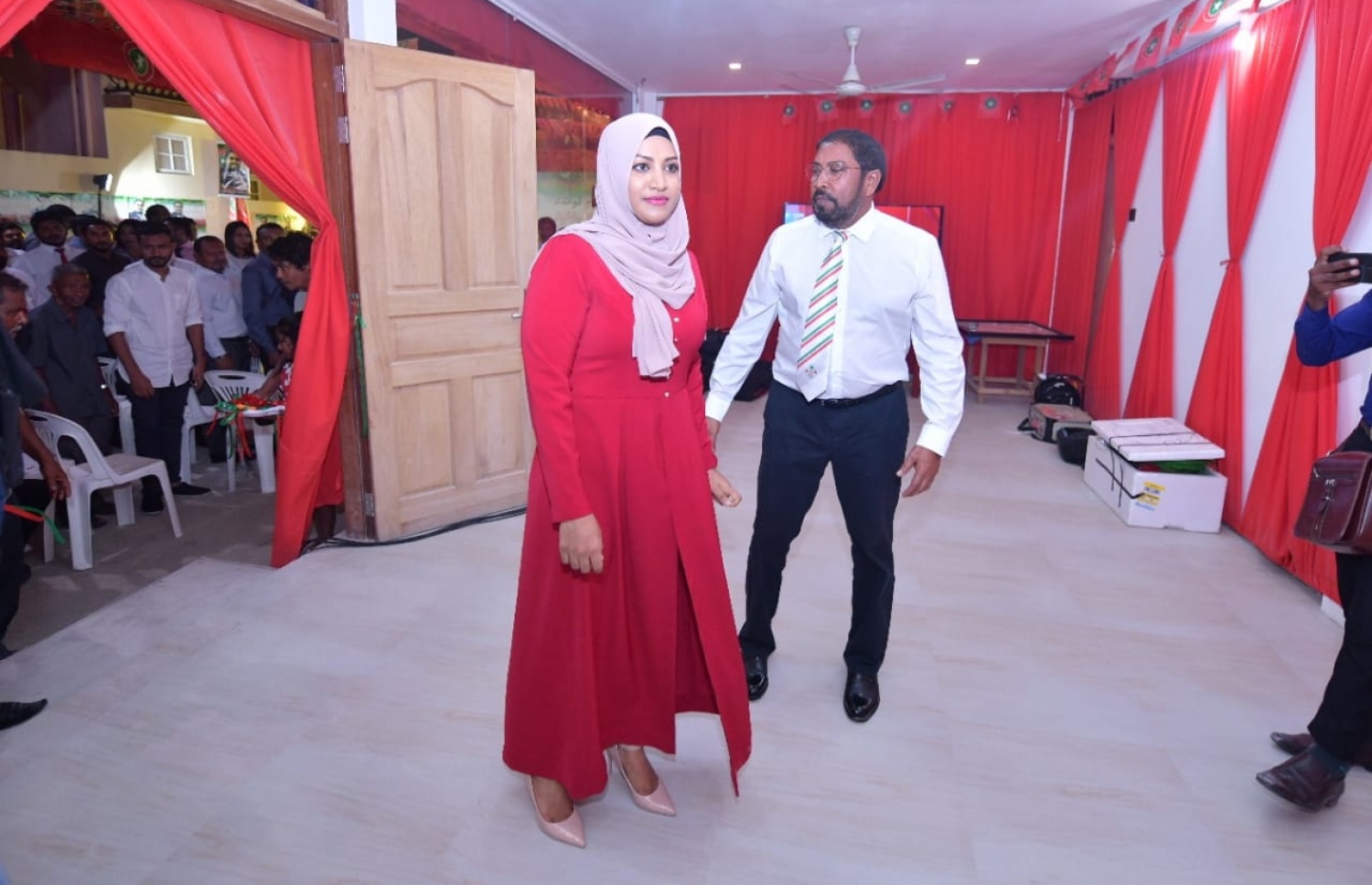 ޖުމްހޫރީ ޕާޓީގެ ލީޑަރު ގާސިމް އިބްރާހިމާއި އެމަނިކުފާނުގެ އަނބިކަނބަލުން އައިޝާ. --- ފޮޓޯ: ހުސެއިން ވަހީދު/ މިހާރު