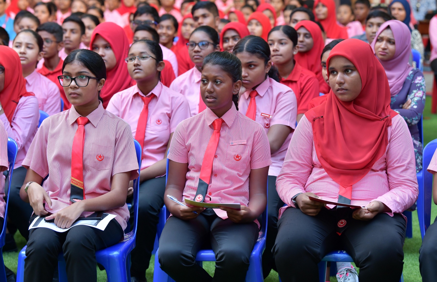 މާލެ- 25 މާޗް 2019: ފައިސާގެ މުހިއްމުކަމާއި އިގްތިސާދު ކުރެވޭނެ ރަނގަޅު ގޮތްތަކާ ގުޅޭ ގޮތުން ކުޑަކުދިންނާއި ޒުވާނުން ހޭލުންތެރިކުރުމަށް ކުރިއަށްގެންދާ ގްލޯބަލް މަނީ ވީކް ކެމްޕެއިން އިފްތިތާހުކުރުމަށް އިސްކަންދަރު ސްކޫލުގައި ބޭއްވި ރަސްމިއްޔާތުގައި ބައިވެރިވި އެ ސްކޫލުގެ ބައެއް ދަރިވަރުން--. ފޮޓޯ: ނިޝާން އަލީ/މިހާރު