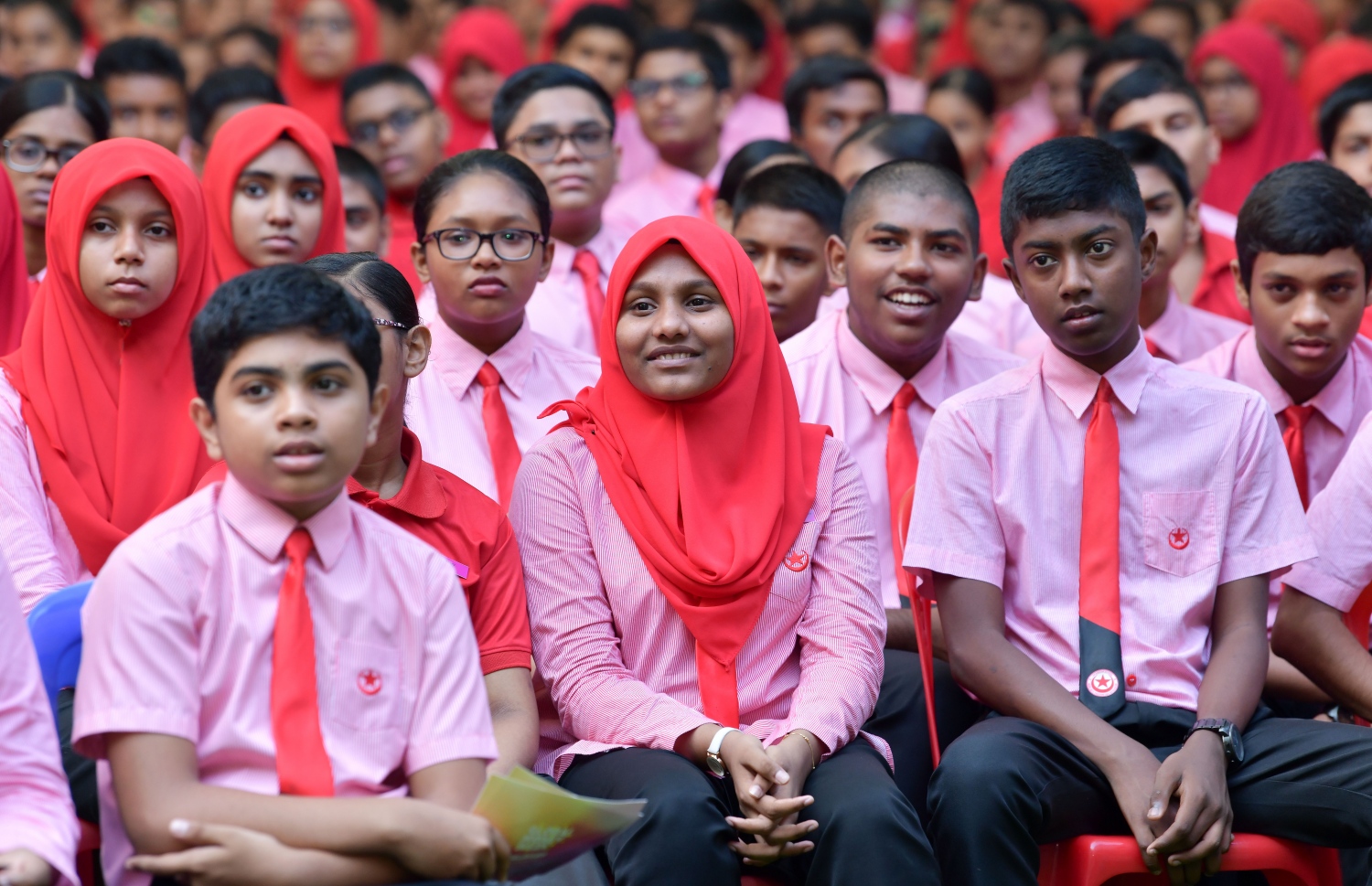 މާލެ- 25 މާޗް 2019: ފައިސާގެ މުހިއްމުކަމާއި އިގްތިސާދު ކުރެވޭނެ ރަނގަޅު ގޮތްތަކާ ގުޅޭ ގޮތުން ކުޑަކުދިންނާއި ޒުވާނުން ހޭލުންތެރިކުރުމަށް ކުރިއަށްގެންދާ ގްލޯބަލް މަނީ ވީކް ކެމްޕެއިން އިފްތިތާހުކުރުމަށް އިސްކަންދަރު ސްކޫލުގައި ބޭއްވި ރަސްމިއްޔާތުގައި ބައިވެރިވި އެ ސްކޫލުގެ ބައެއް ދަރިވަރުން--. ފޮޓޯ: ނިޝާން އަލީ/މިހާރު