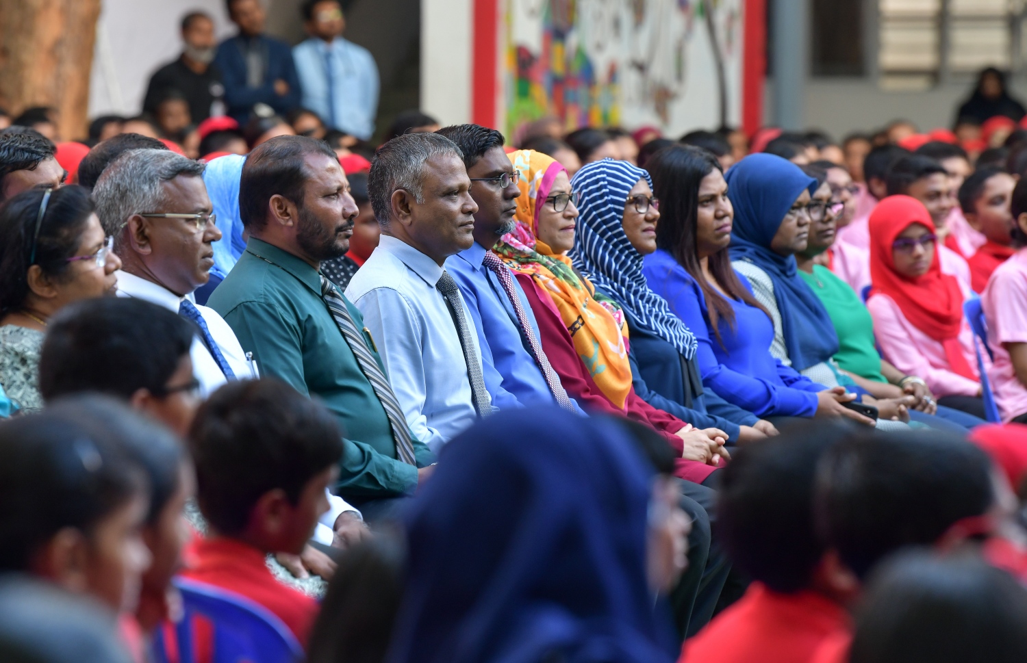 މާލެ- 25 މާޗް 2019: ފައިސާގެ މުހިއްމުކަމާއި އިގްތިސާދު ކުރެވޭނެ ރަނގަޅު ގޮތްތަކާ ގުޅޭ ގޮތުން ކުޑަކުދިންނާއި ޒުވާނުން ހޭލުންތެރިކުރުމަށް ކުރިއަށްގެންދާ ގްލޯބަލް މަނީ ވީކް ކެމްޕެއިން އިފްތިތާހުކުރުމަށް އިސްކަންދަރު ސްކޫލުގައި ބޭއްވި ރަސްމިއްޔާތުގެ ތެރެއިން--. ފޮޓޯ: ނިޝާން އަލީ/މިހާރު
