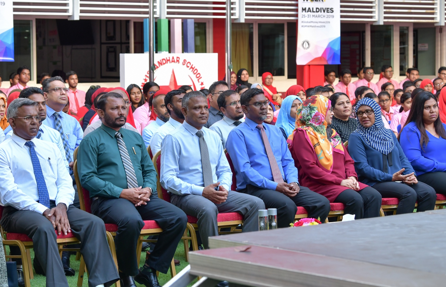 މާލެ- 25 މާޗް 2019: ފައިސާގެ މުހިއްމުކަމާއި އިގްތިސާދު ކުރެވޭނެ ރަނގަޅު ގޮތްތަކާ ގުޅޭ ގޮތުން ކުޑަކުދިންނާއި ޒުވާނުން ހޭލުންތެރިކުރުމަށް ކުރިއަށްގެންދާ ގްލޯބަލް މަނީ ވީކް ކެމްޕެއިން އިފްތިތާހުކުރުމަށް އިސްކަންދަރު ސްކޫލުގައި ބޭއްވި ރަސްމިއްޔާތުގެ ތެރެއިން--. ފޮޓޯ: ނިޝާން އަލީ/މިހާރު